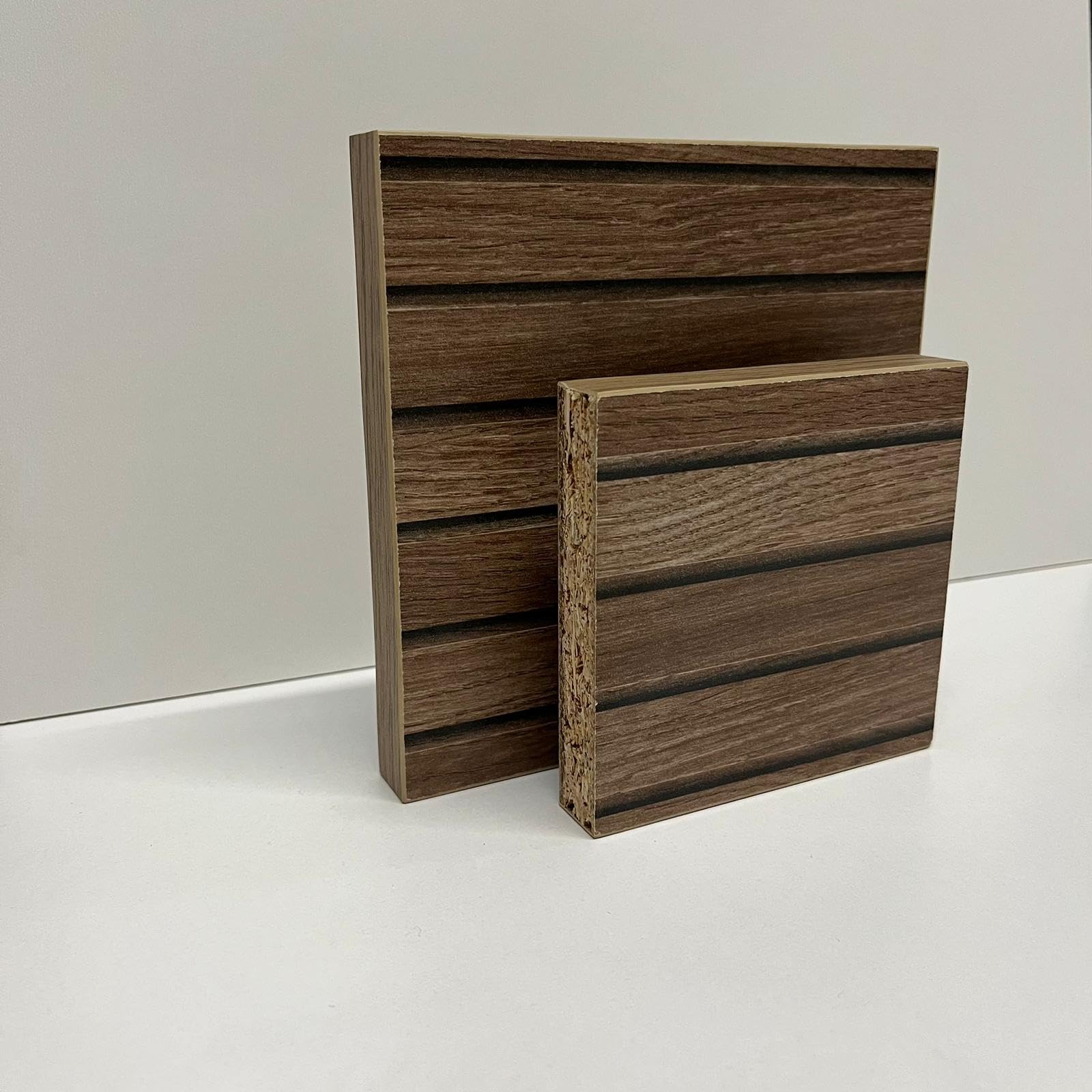 DECOROTIKA Meuble TV Cortez 160 cm avec 2 armoires et 2 niches - Noir et Effet Alina