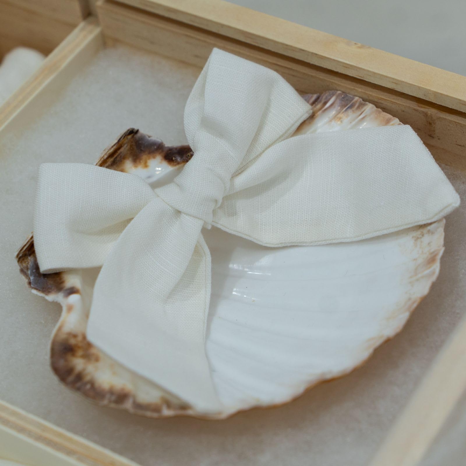 Kit de lujo Personalizado para Bautizo - Conjunto de Vela, Pañuelo y Concha bordado – Caja de madera grabada con el nombre y fecha del Bautismo - Modelo Bambula (Blanco)