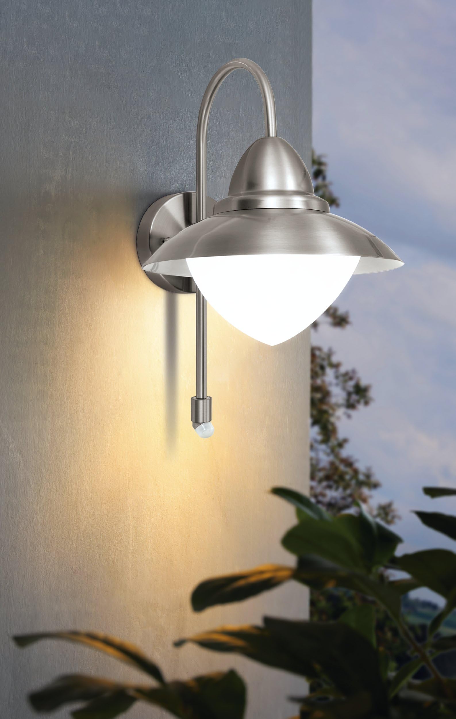EGLO Außen-Wandlampe Sidney, 1 flammige Außenleuchte | Sensor-Wandleuchte aus Edelstahl, Glas: Weiß, opal-matt, Silber, E27 Fassung, inkl. Bewegungsmelder, IP44