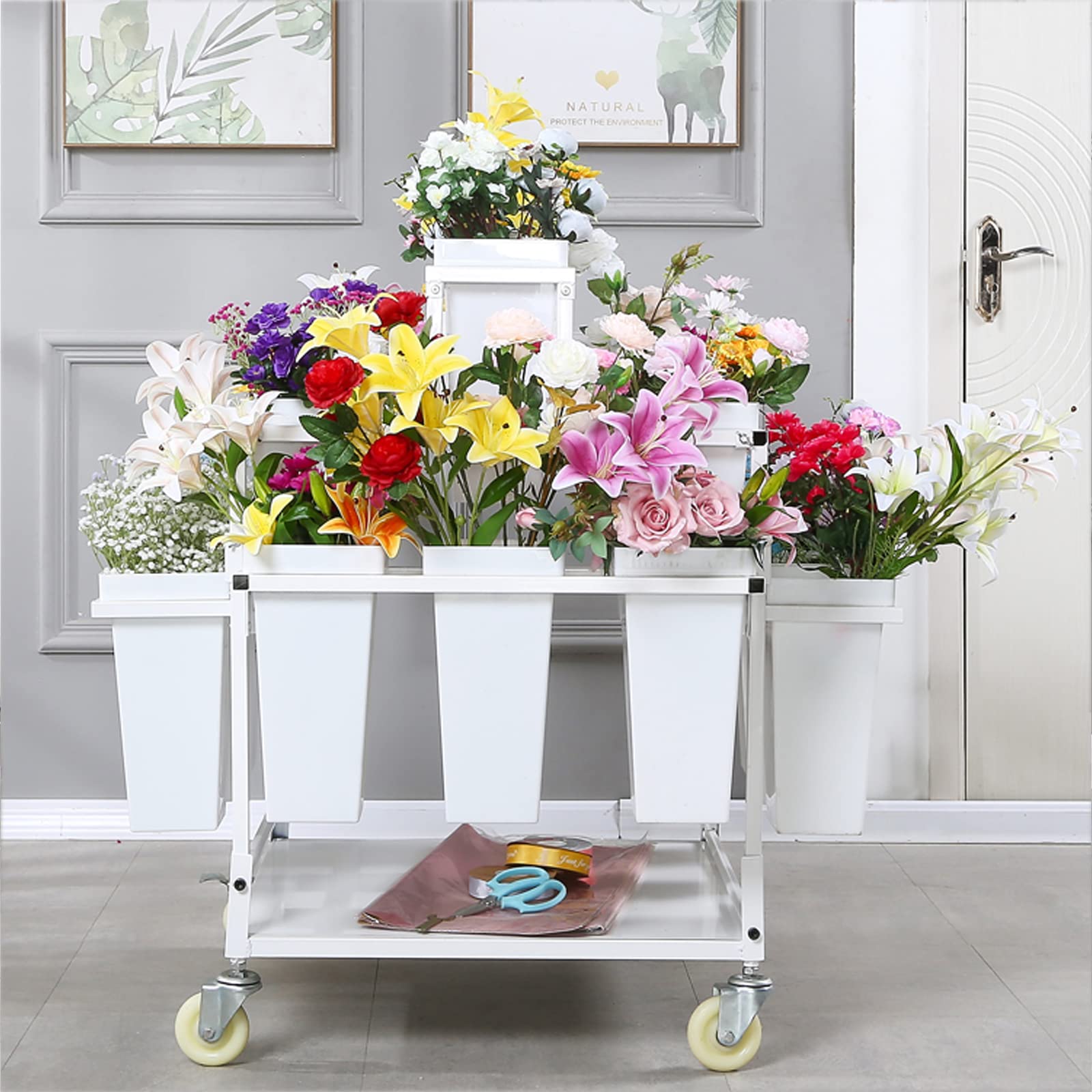 Présentoir à Fleurs Métallique à 2 étages Avec Roulettes – Inclut 9 Seaux Blancs | Étagère Mobile Pour Jardin, Cour Ou Boutique