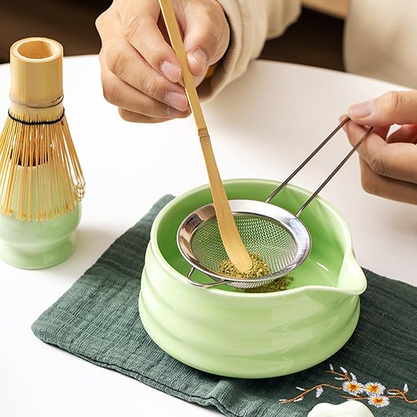 5 Pezzi Matcha Kit, Matcha Whisk Set,Frusta Matcha, Ciotola Matcha, Supporto Chasen, Cucchiaio di Matcha, Setaccio Di Matcha, per La Casa, l'Ufficio e la Sala da Tè (Verde chiaro) - 3