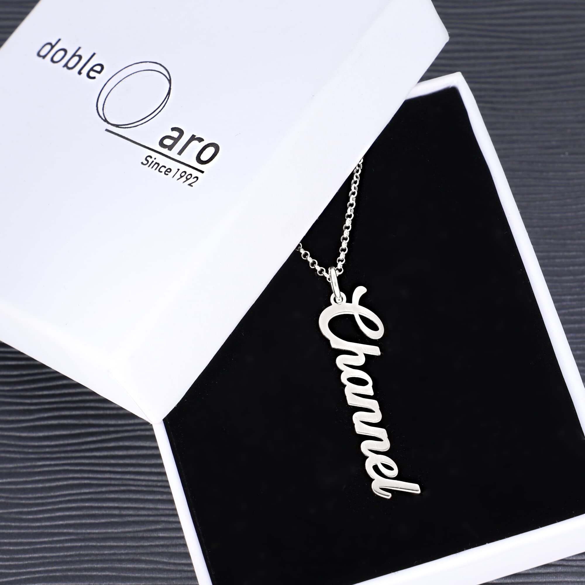 Colgante Personalizado con Nombre - Plata de Ley 925/1000 para Mujer – Collar Artesanal con Cadena Ajustable - Hecho en España (Modelo Vertical, Plata de Ley)