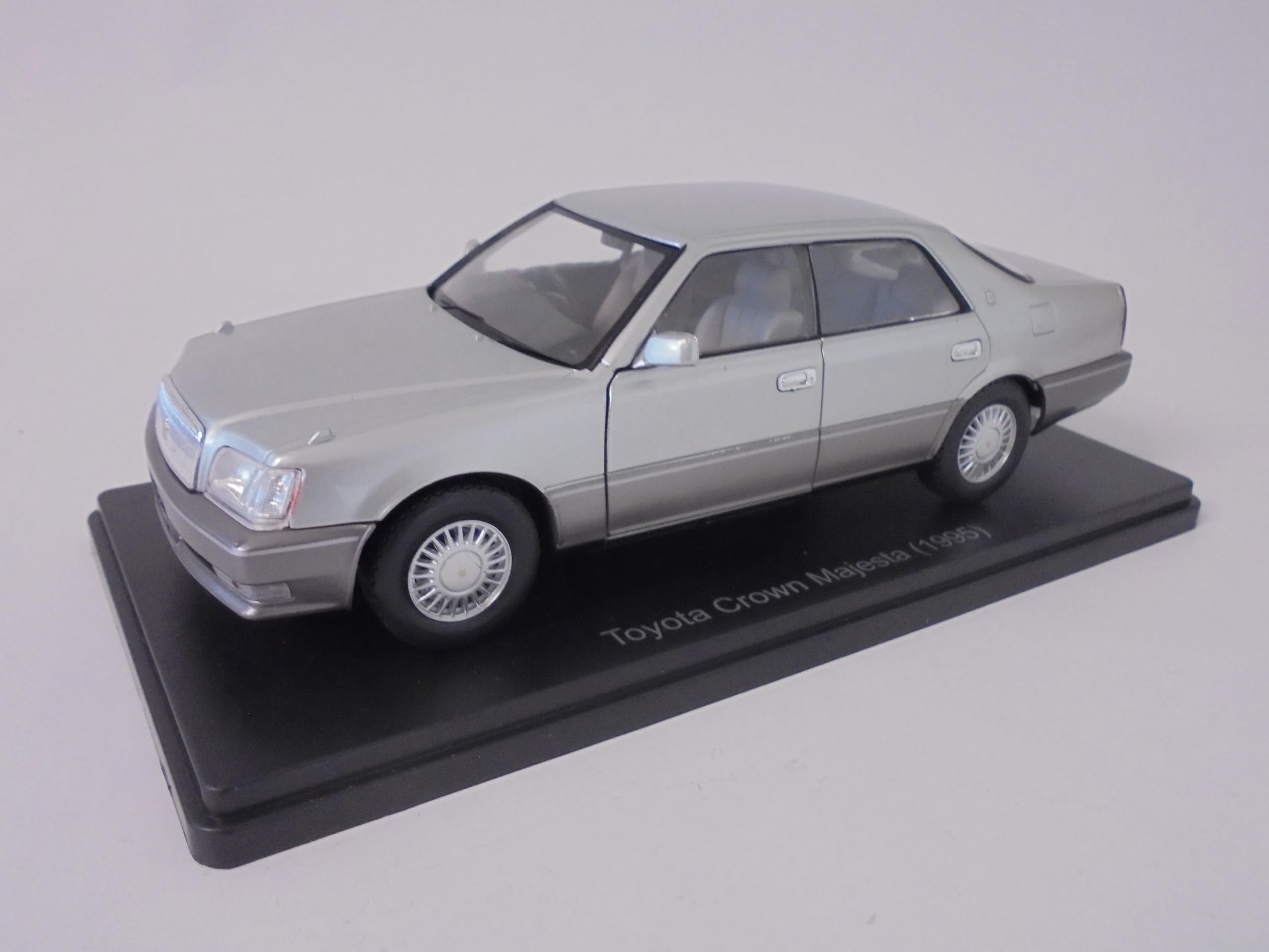 OPO 10 - 1/24 scale model car compatible with Toyota Crown Majesta 1995 - Hachette Japan VQJ199, Multicolor