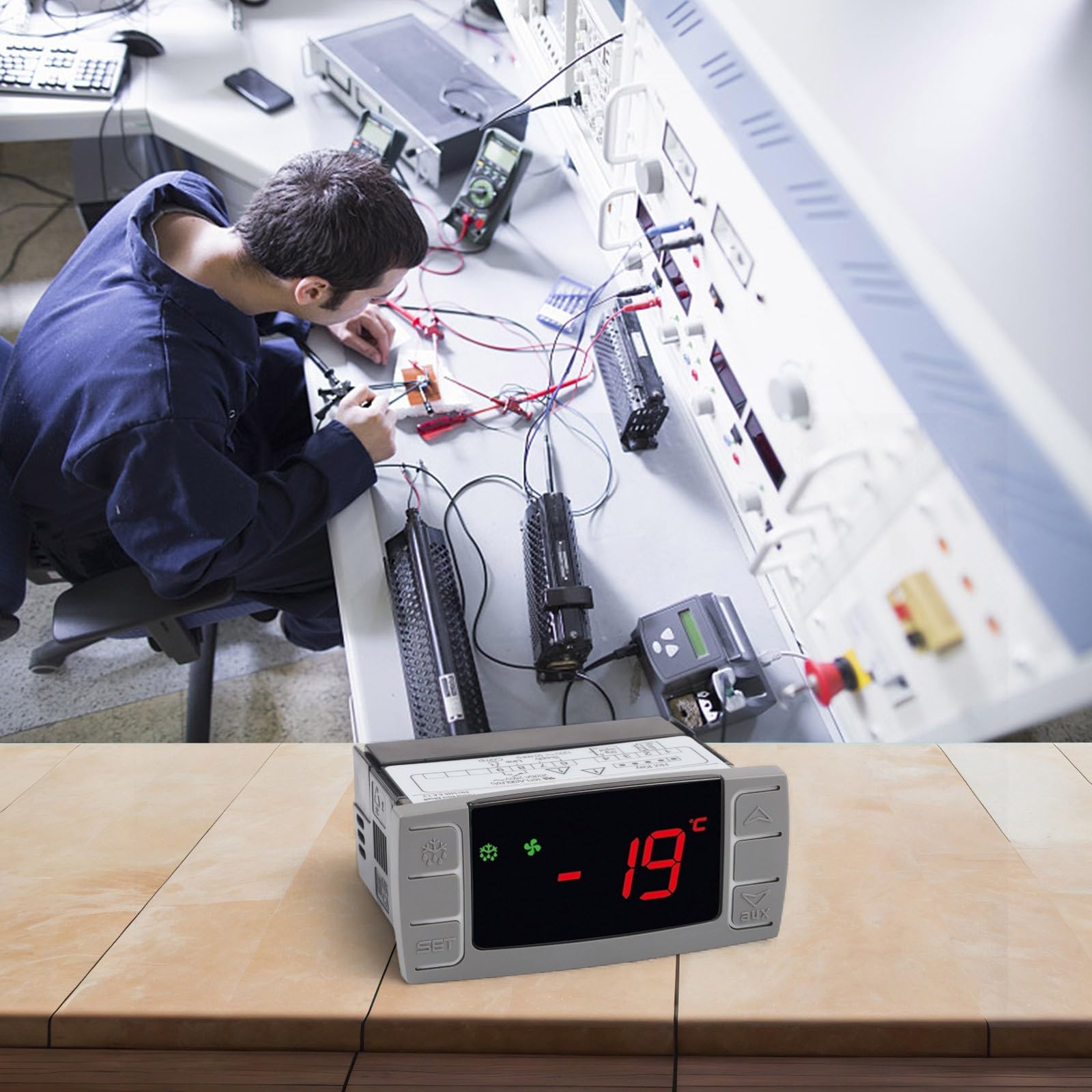 XR02CX-4N1F1 Regolatore di temperatura digitale per frigorifero, congelatore e refrigeratore, termostato intelligente con allarme e reset, gamma da -40 a 99 °C, installazione integrata, 74 x 32 x 50