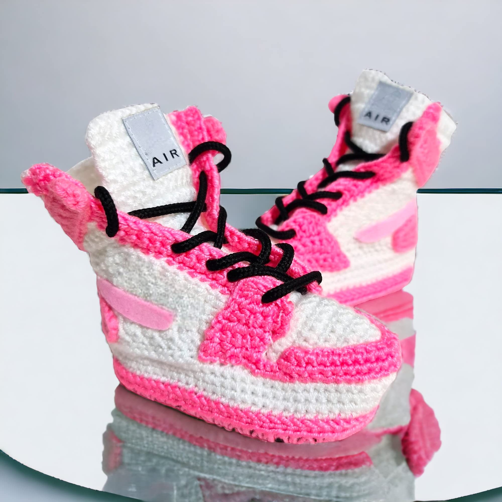 Handgefertigte Rosa Jordan Style Baby Sneaker - Weiche Häkel-Hausschuhe mit Anti-Rutsch-Sohle - Plüsch-Booties für Neugeborene & Kleinkinder - Winter Warme Socken