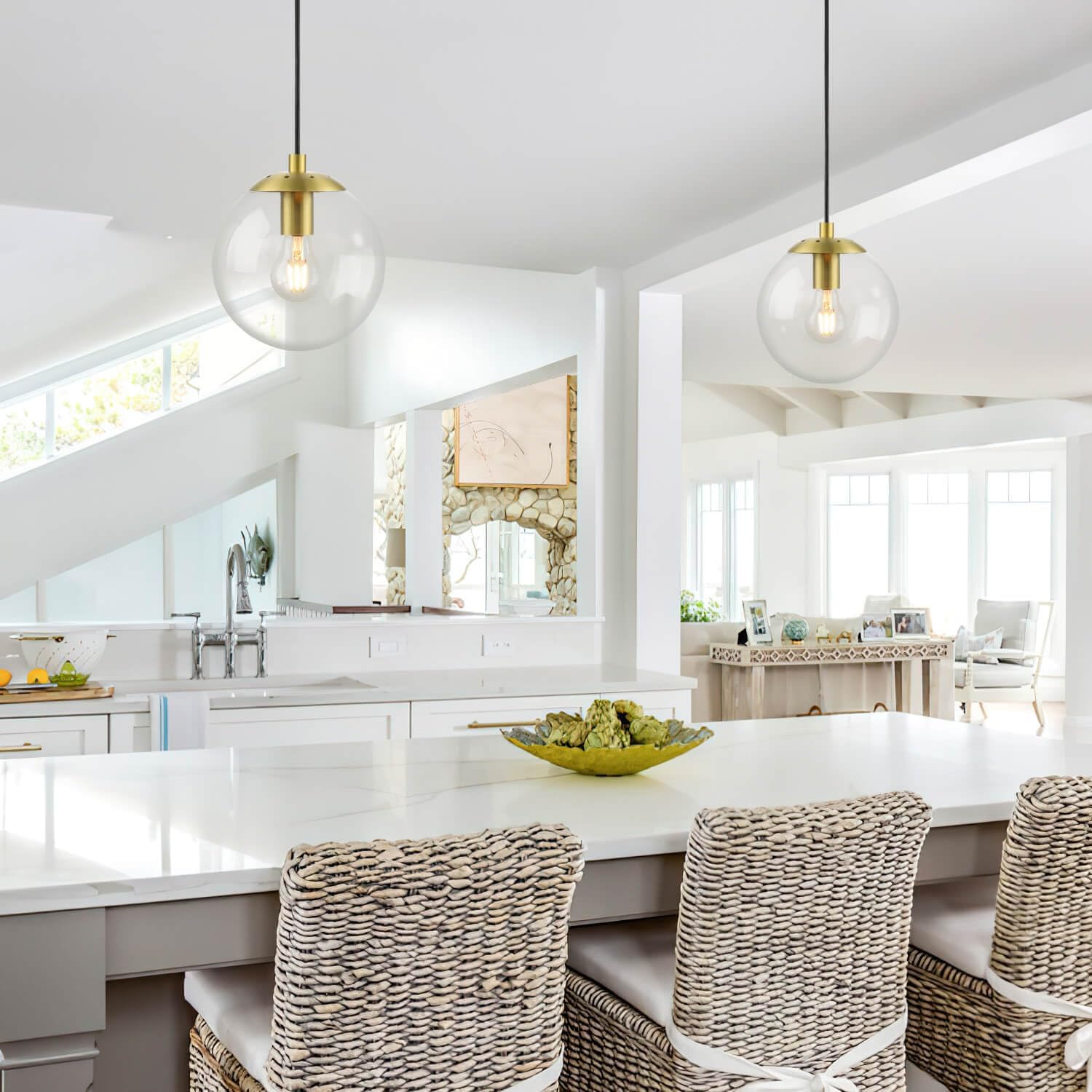 XiNBEi Lighting Globe Pendant Light, Mid Century Modern Kitchen Pendant Lighting Over Island with Clear Glass Brass Light Fixture for Sink Entryway Bedroom XB-P1259-SB