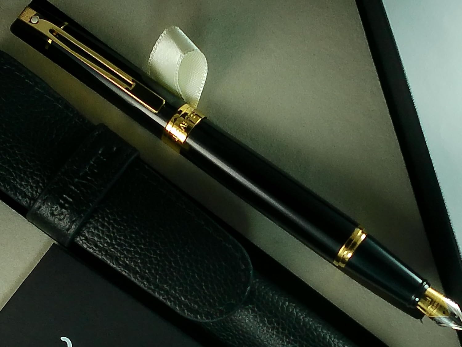 Sheaffer 300 Glossy black with Gold Trim Pen and Leather Pouch Gift Set (Fountain Pen, Fine Nib)