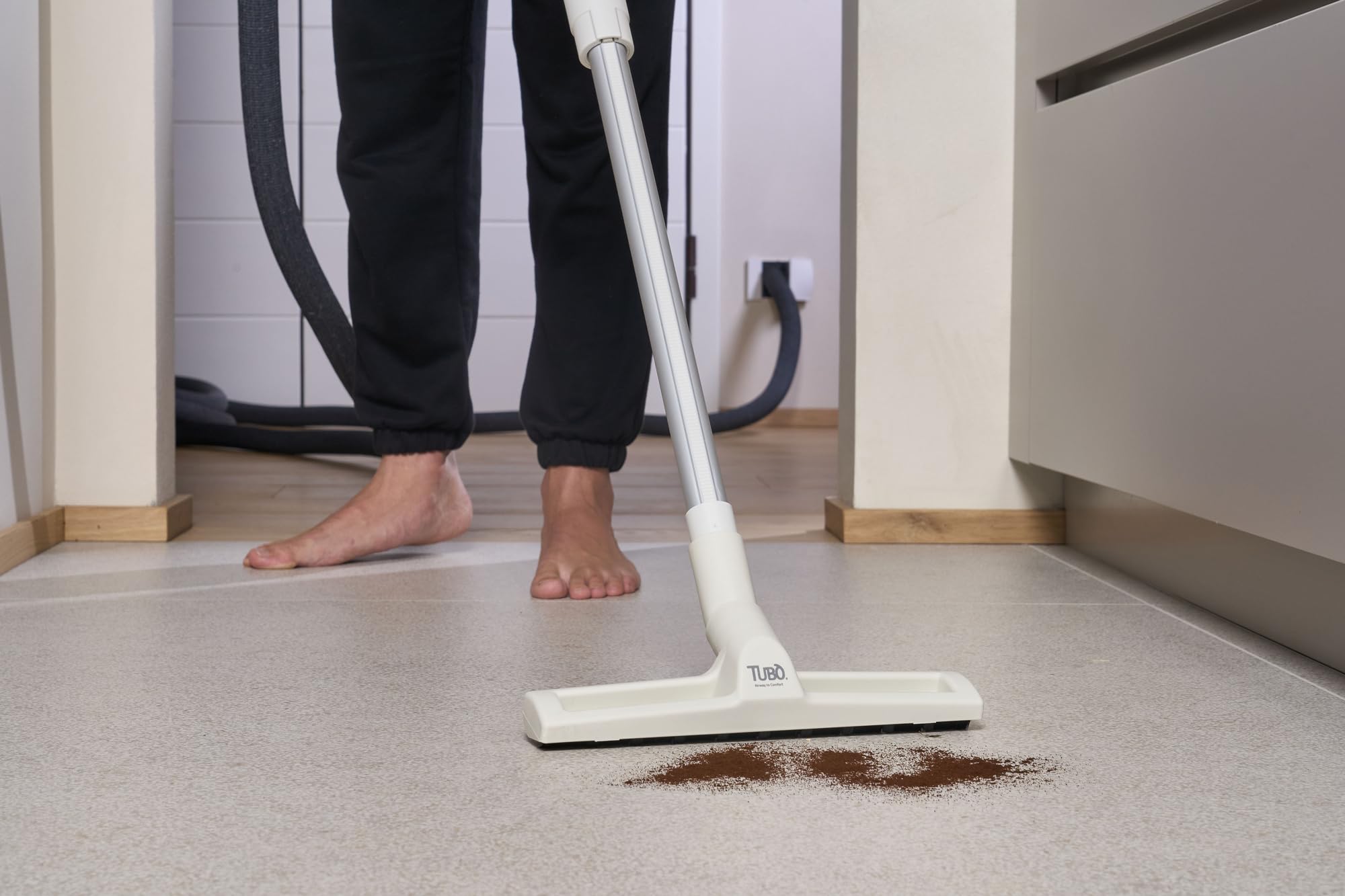 Spazzola per aspirapolvere pavimenti duri con ruote e setole, spazzola universale 32 mm Tubò Aertecnica bianca AP345T
