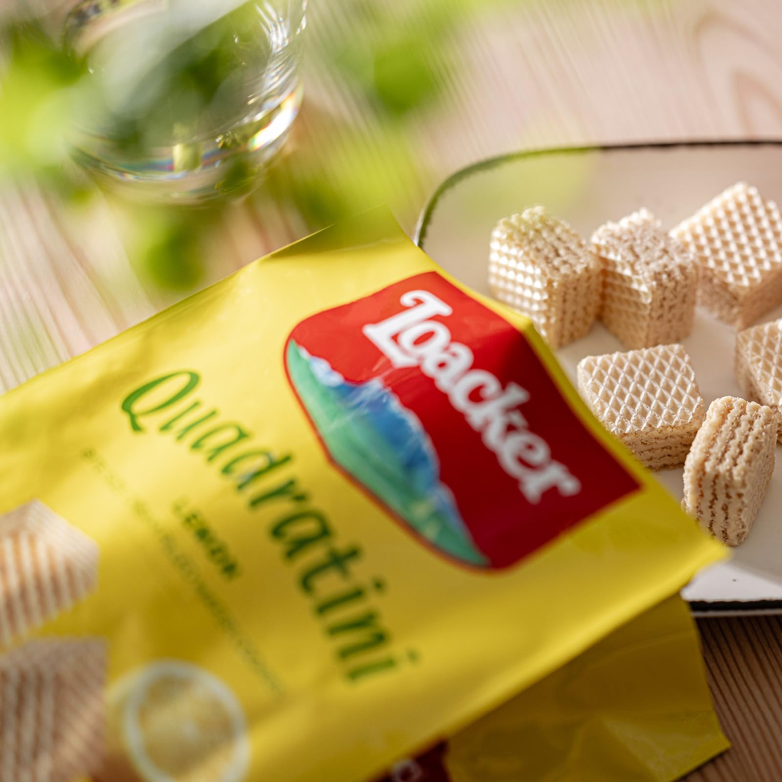 Loacker, Quadratini Lemon, Cubetti da Mangiare in un Boccone, con Cinque Strati di Croccanti Cialdine Wafer e Quattro di Crema al Gusto Limone, Snack Dolci per Colazione, 12 Sacchettini Richiudibili