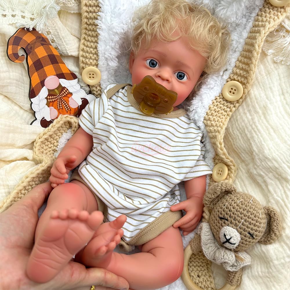 Reborn-Babypuppe (Junge) mit gebräunter Haut und geöffnetem Mund – Waschbarer Vollsilikonkörper mit gerootetem Haar und Leuchtend blauen Augen – In Geschenkbox für Kinder ab 3 Jahren