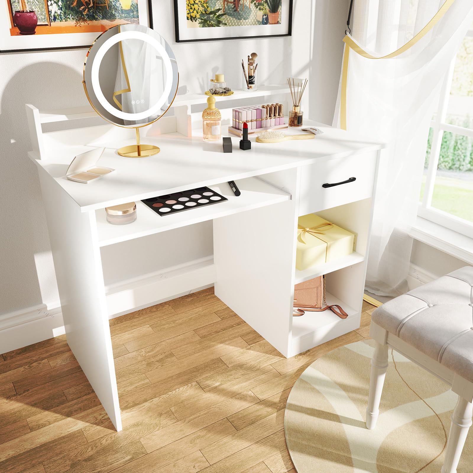 GYMAX Scrivania per Computer con Stazione di Ricarica, USB/Type-c, Tavolo da Studio PC, Ripiani e Cassetto, Foro per Gestione Cavi, Moderno per Camera da Letto, Soggiorno, 105 x 55 x 89 cm, Bianco