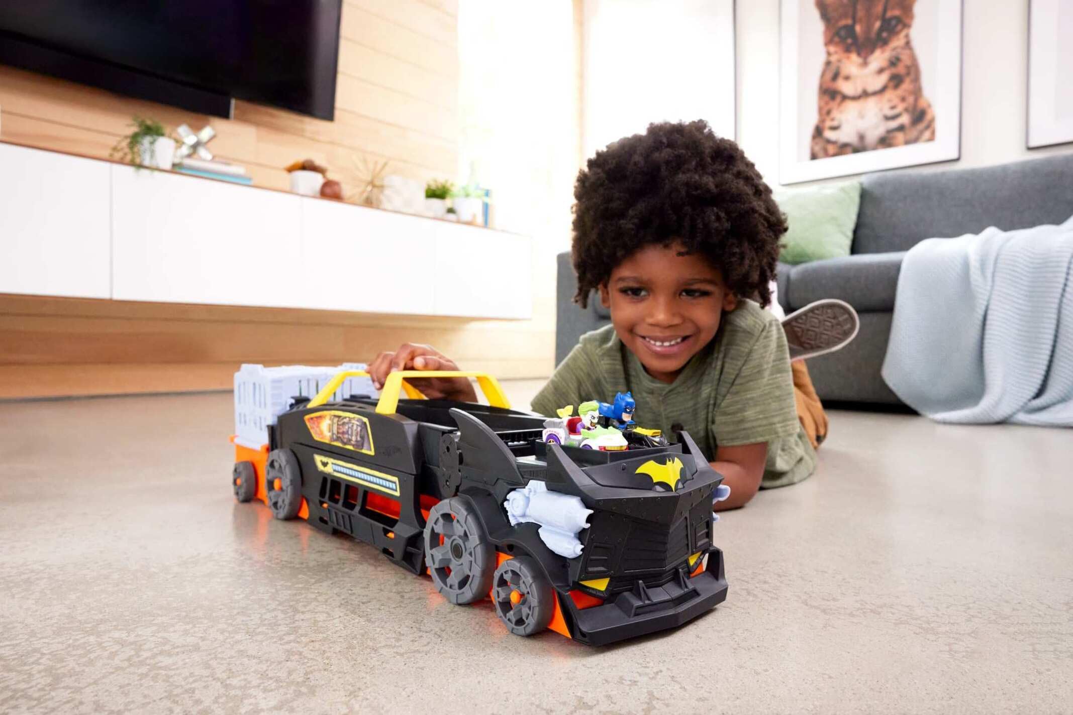 Hot Wheels RacerVerse Camión de Transporte de Batman, Pista para Coches de Juguete con 3 lanzadores, Incluye 1 vehículo de Batman y 1 del Joker, Regalo para niños y niñas +3 años, HXN21