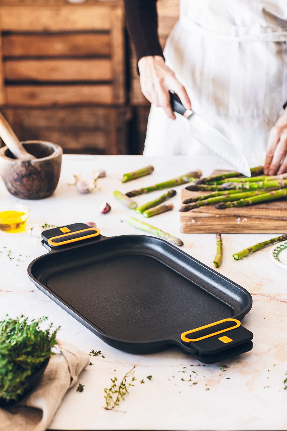 BRA Daily Pro | Plancha 32x24cm aluminio fundido, Inducción | Negro y amarillo, aluminio fundido, Antiadherente tricapa, apta para todo tipo de cocinas, inlcuida inducción