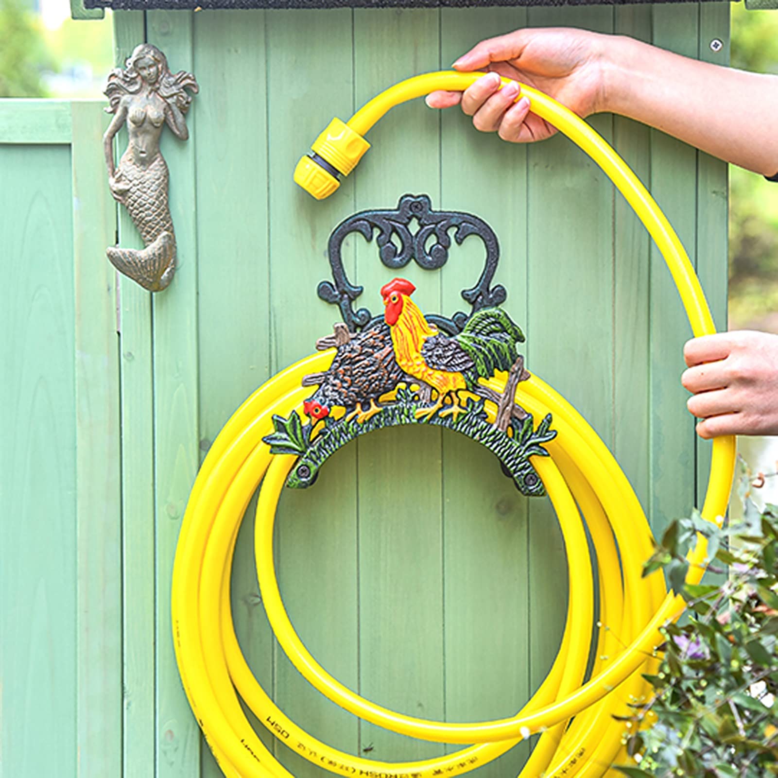 Soporte de manguera de jardín europeo clásico, organizador de tubería de agua de hierro fundido montado en la pared, decoración de pared de casa de campo/villa de campo, diseño de patrón de gallo