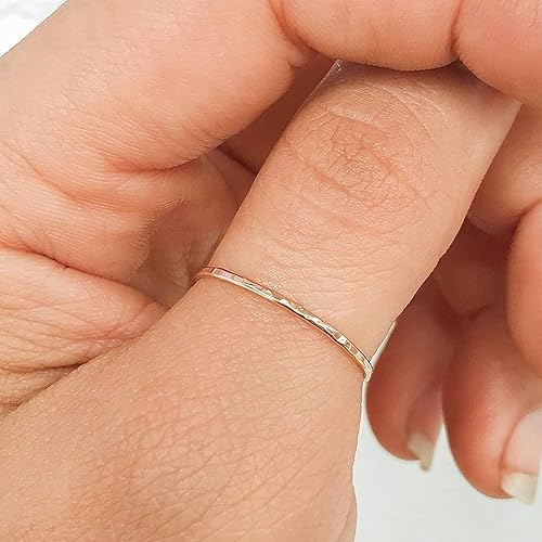 Miniatura 2 de Ellie J Maui Anillo martillado, anillos apilables delgados de 0.039 pulgadas (0.039 in), anillos minimalistas para mujeres, anillos rellenos de oro