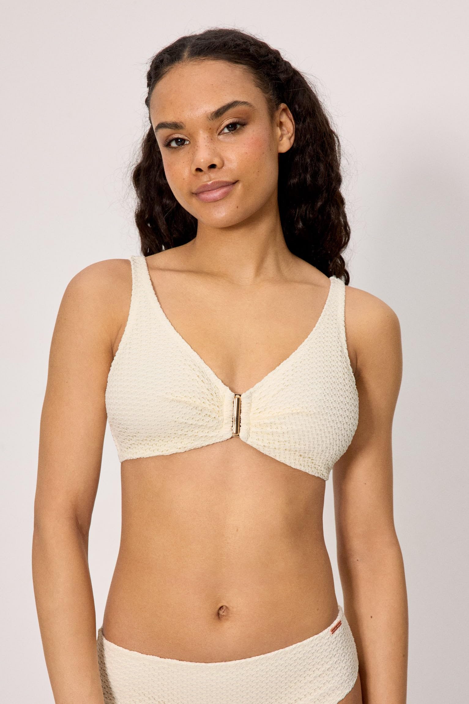 YSABEL MORA. Top Bikini Reductor Tejido Calado. con Aro Sin Relleno. Tirantes Regulables Multiposición. Reduce Proyección del Pecho con Compresión En Copa Y Espaldilla .Colección Sand.