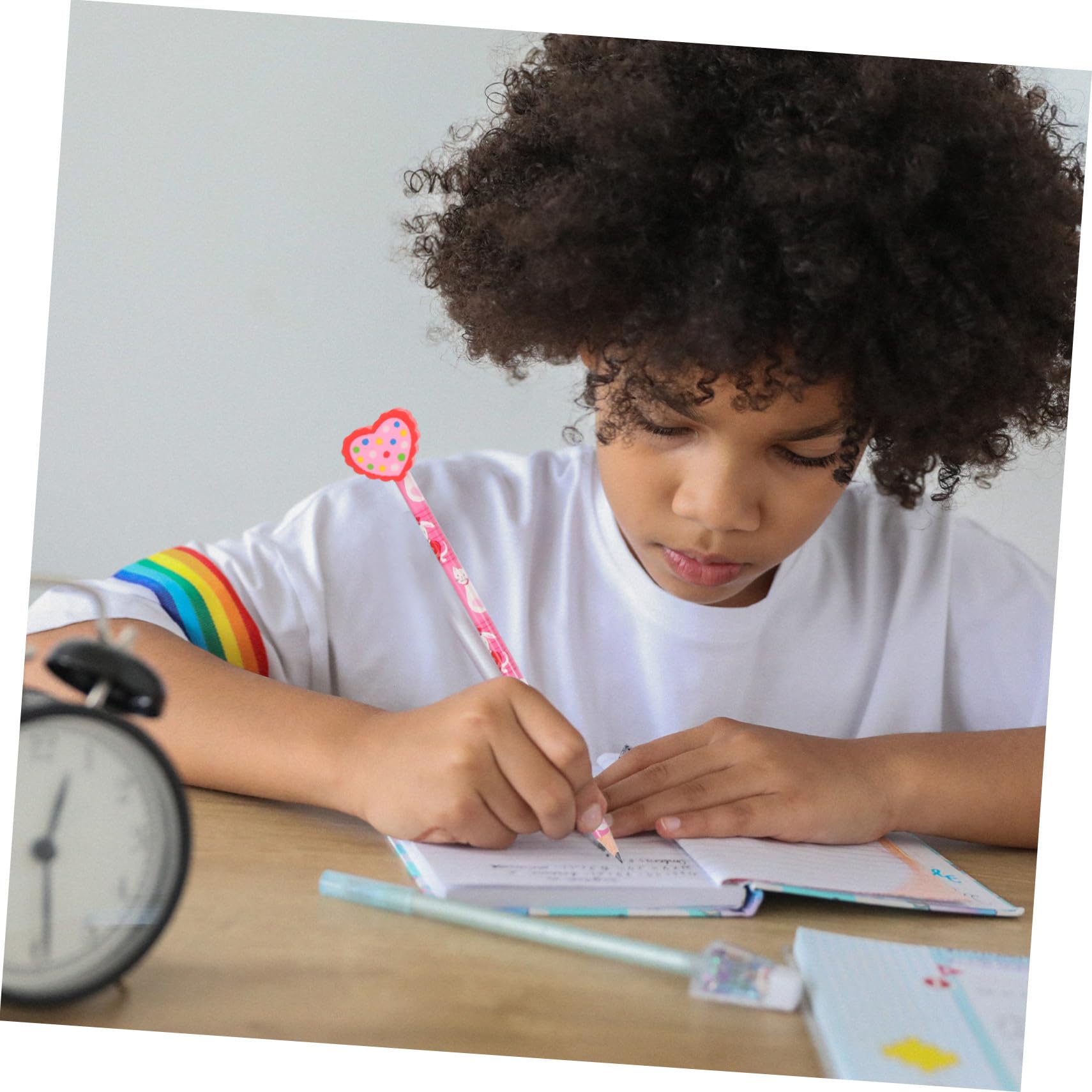 Angoily 60 Pièces Crayons Hb Bois pour Garçon Fille avec Motifs Saint Valentin Crayons Portables et Pratiques pour Dessin et Scolaire