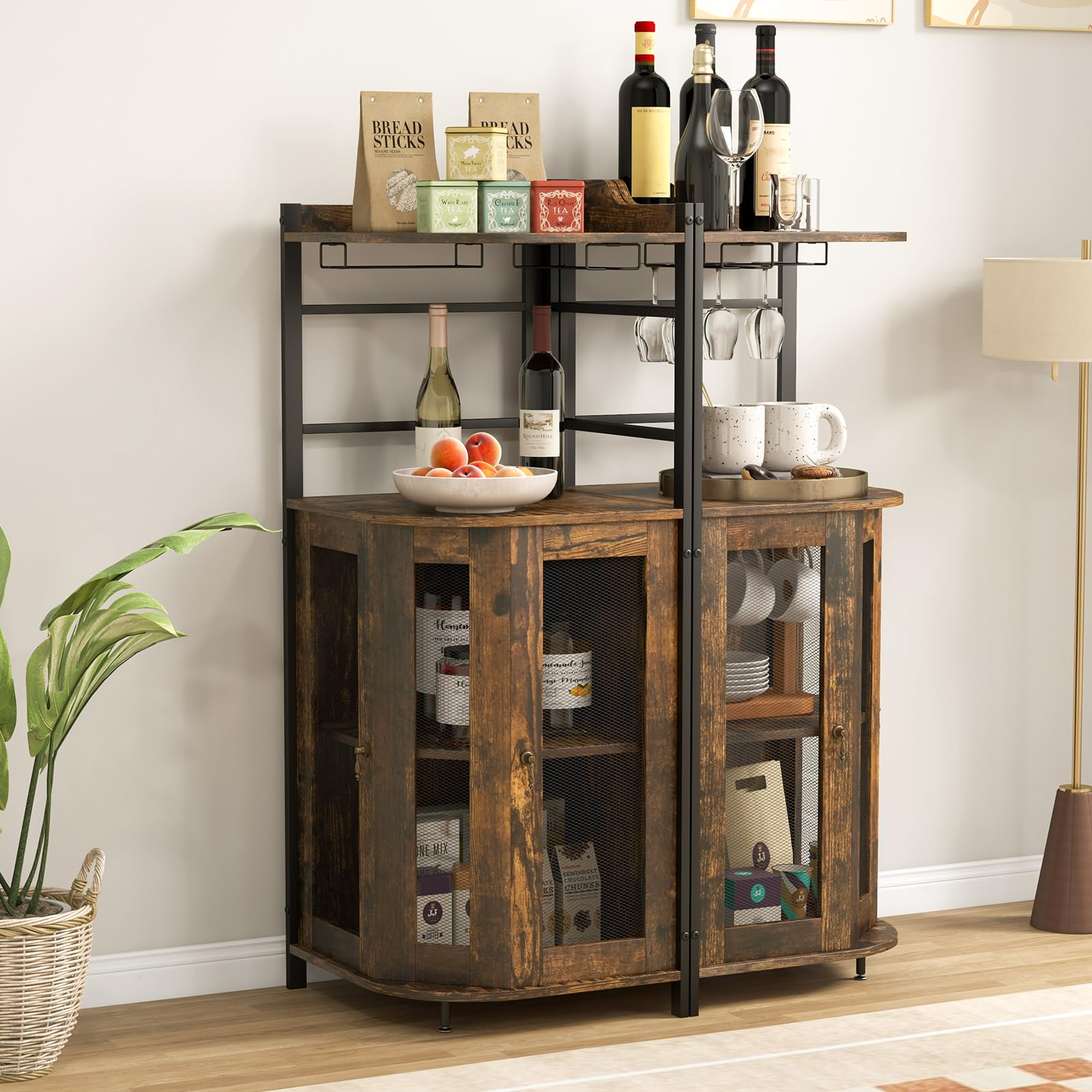 GYMAX Armadietto per Vini ad Angolo in Stile Industriale con Ripiano Regolabile e Porta a Rete, Armadietto con Porta Bicchiere da Vino, Armadietto su Gambe per Bar, Cucina, Soggiorno (Marrone)