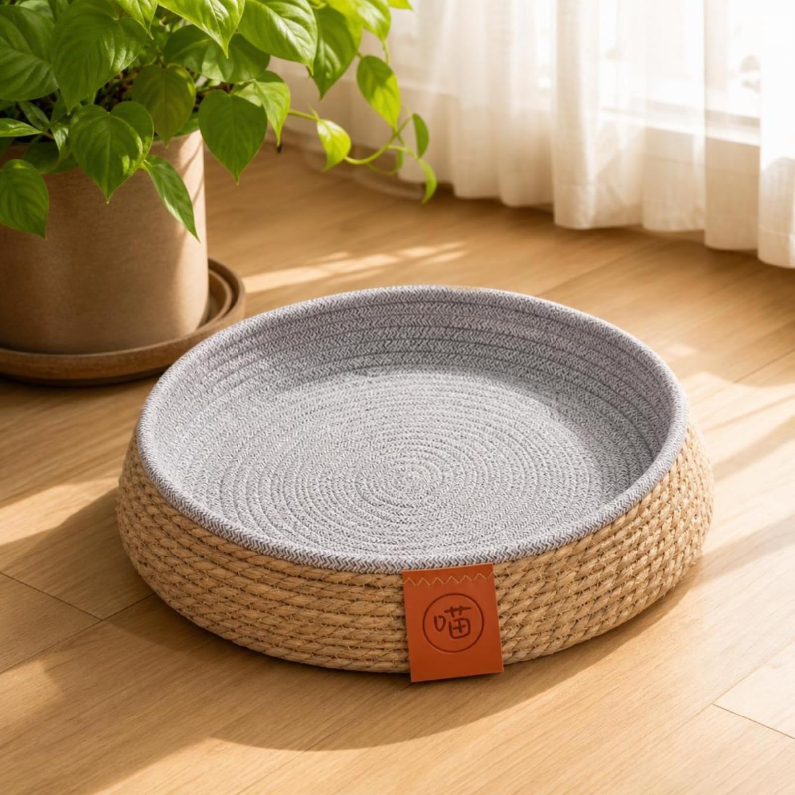 Colcolo Cuccia per Animali Domestici Letto Tondo Cestino Basso Nido Accogliente con Bordo Contenitivo E Etichetta Frontale Decorativa in Giunco E Cotone Adatta a Soggiorno, 40 Cm