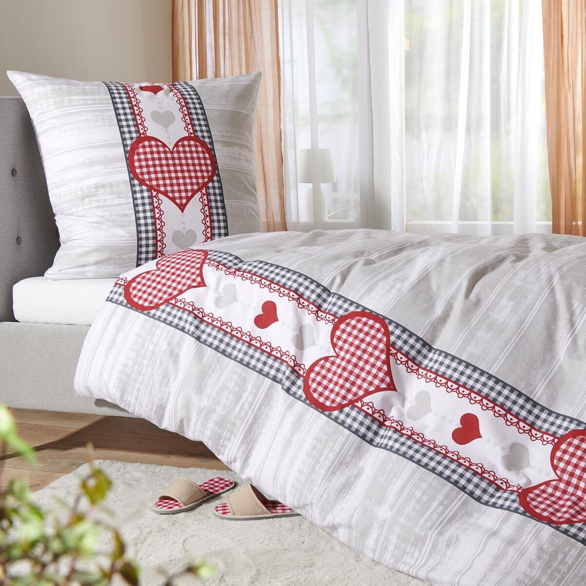 Traumschlaf Feinflanell Bettwäsche Alpenherz – Kuschelige Winterbettwäsche mit Herz- & Vichy-Karo Design – Weiche Flanell Bettgarnitur aus 100% Baumwolle – 135x200 cm + 80x80 cm
