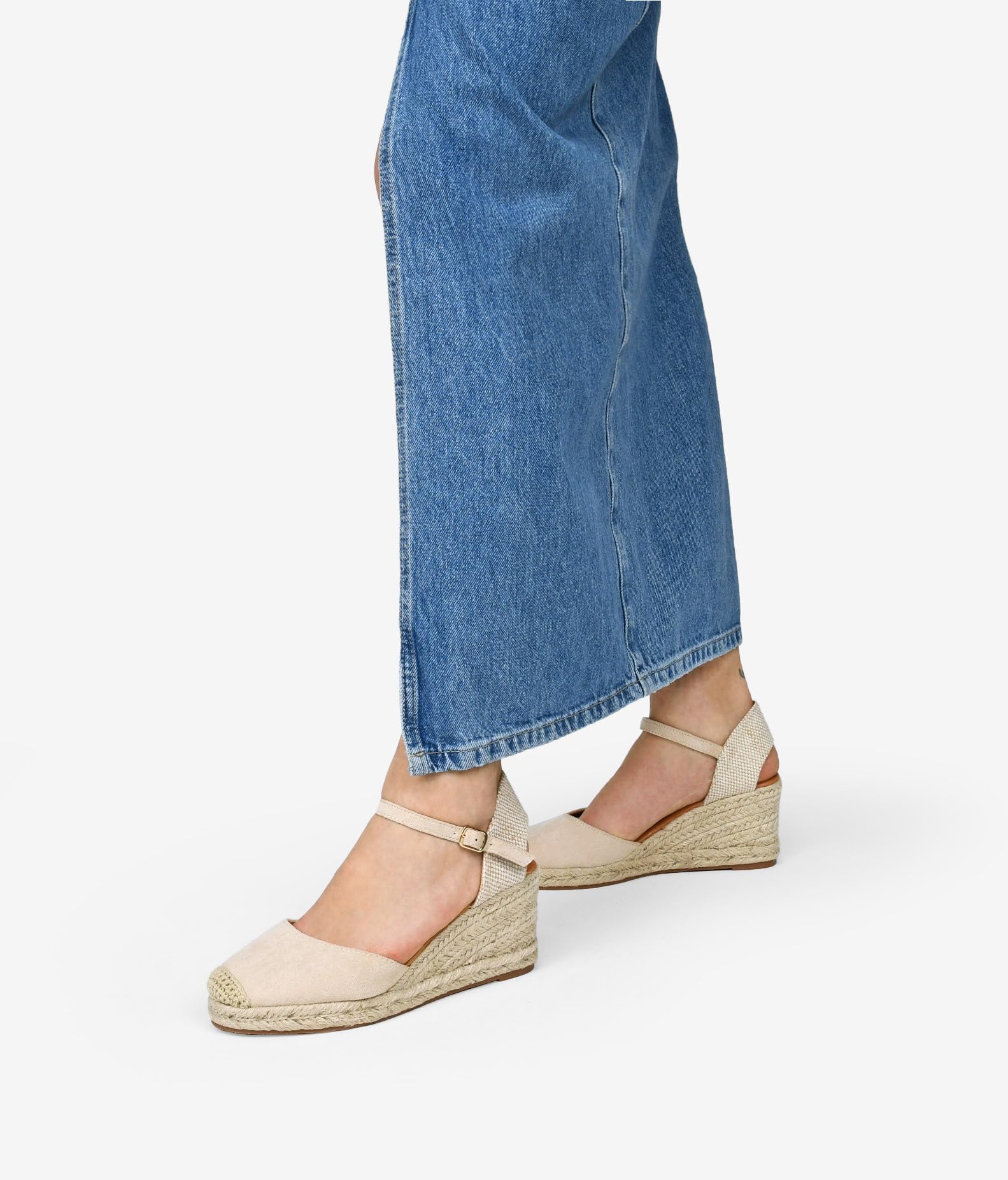 BOSANOVA Espadrillas da donna realizzate in camoscio vegano con punta chiusa in tela e zeppa di Sparto. Chiusura con cinturino con fibbia. Scarpe da donna