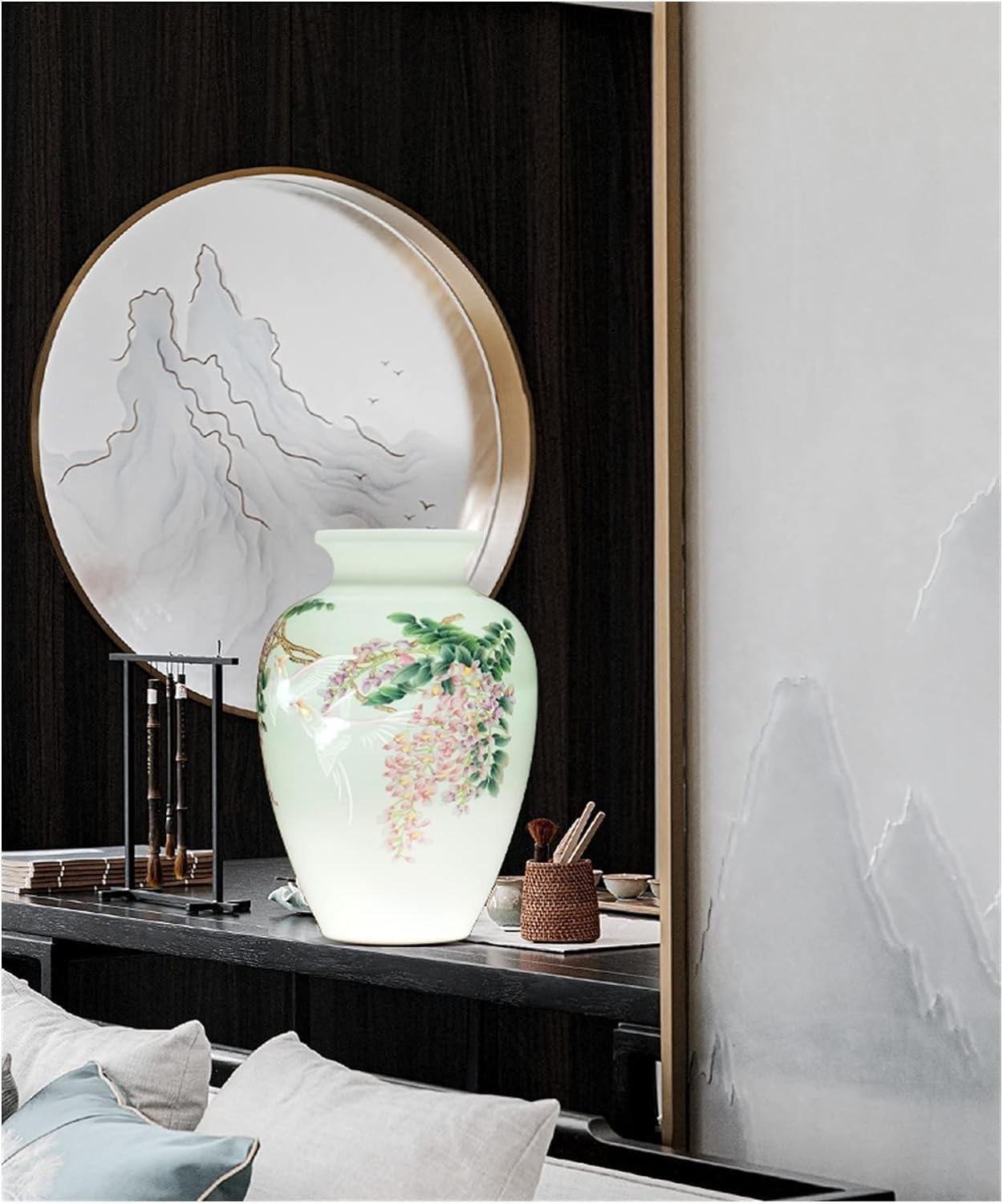 Ceramiczny wazon, kompozycja kwiatowa, ręcznie malowana, chiński wystrój salonu, antyczne półki, porcelanowe ozdoby.()