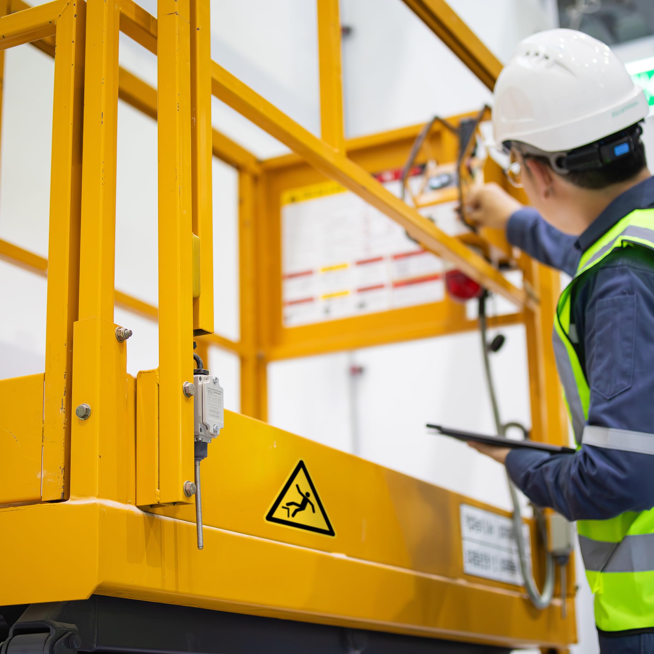 Señal de advertencia de peligro de caída según DIN EN ISO 7010 ASR A1.3 W008 – Pegatina de advertencia autoadhesiva para obras, operaciones, almacenes industriales, señales de seguridad