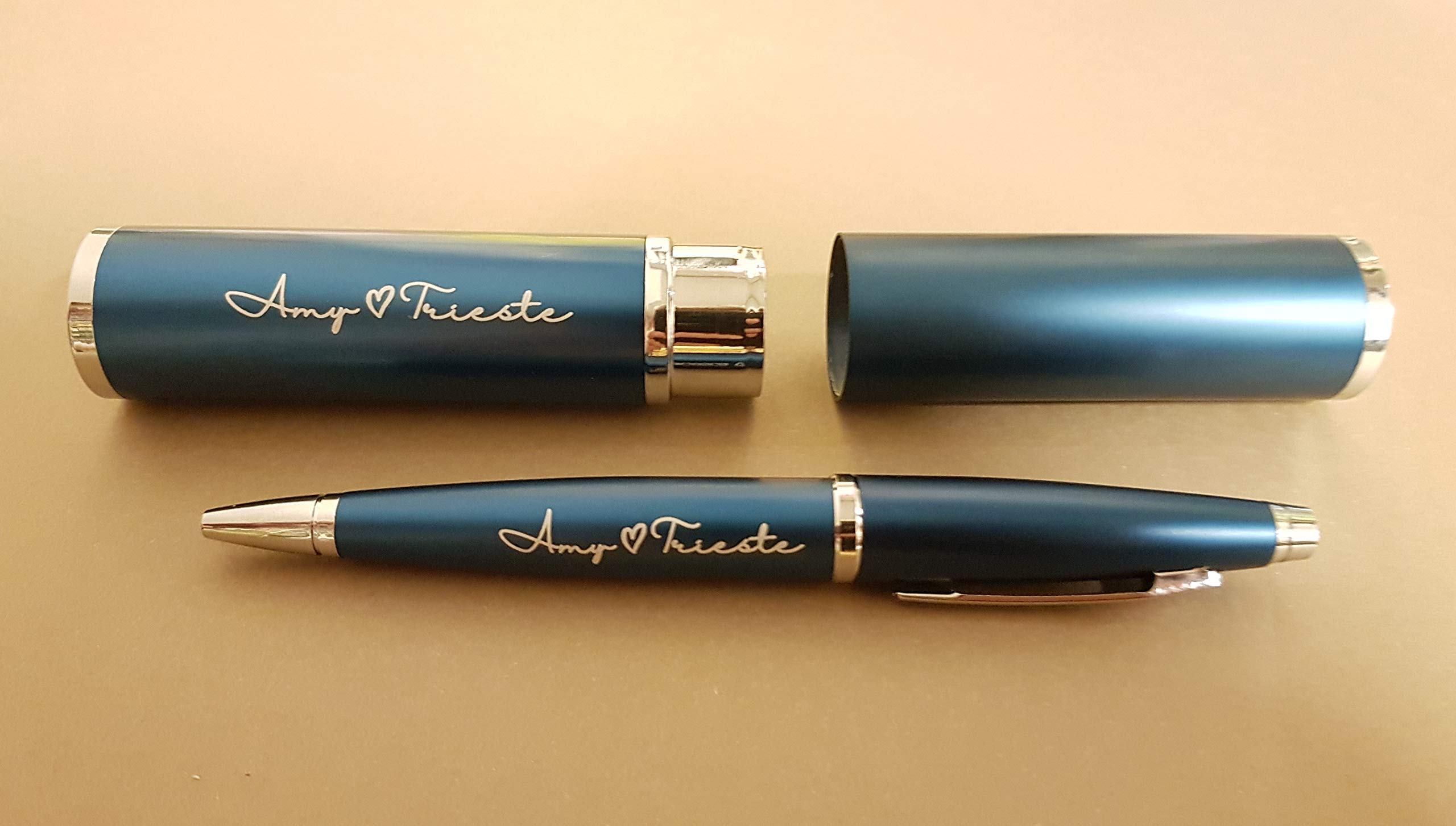 Penna a sfera con custodia cilindrica inclusa, PERSONALIZZABILI con INCISIONE. Disponibile in vari COLORI. Ideale per REGALI aziendali, di laurea, compleanno, natale, occasioni varie. (Blu)