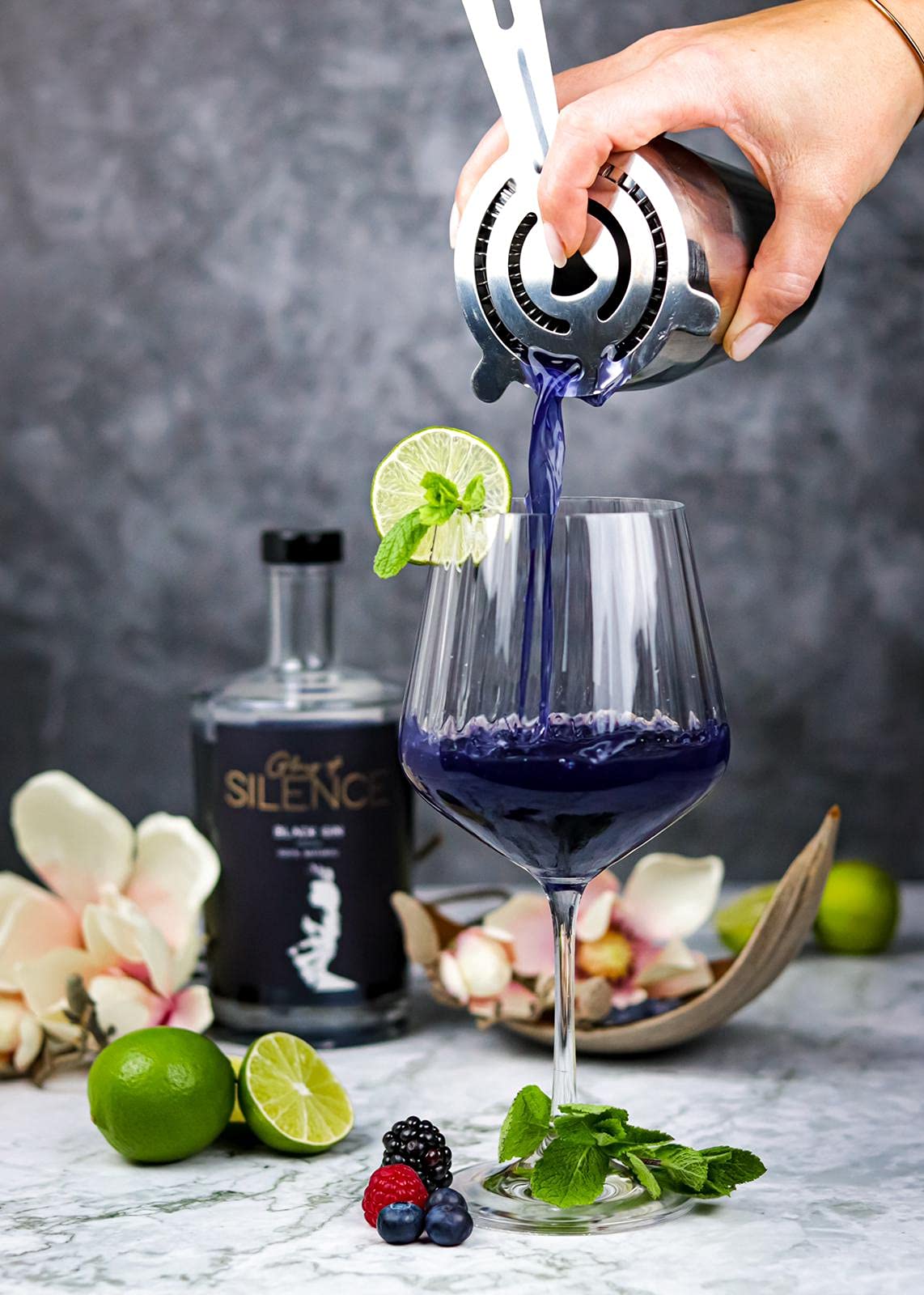 Glory of Silence Black Gin (1,5 l) | Schwarzer Gin mit fruchtiger Note aus Holunderblüte und Brombeere