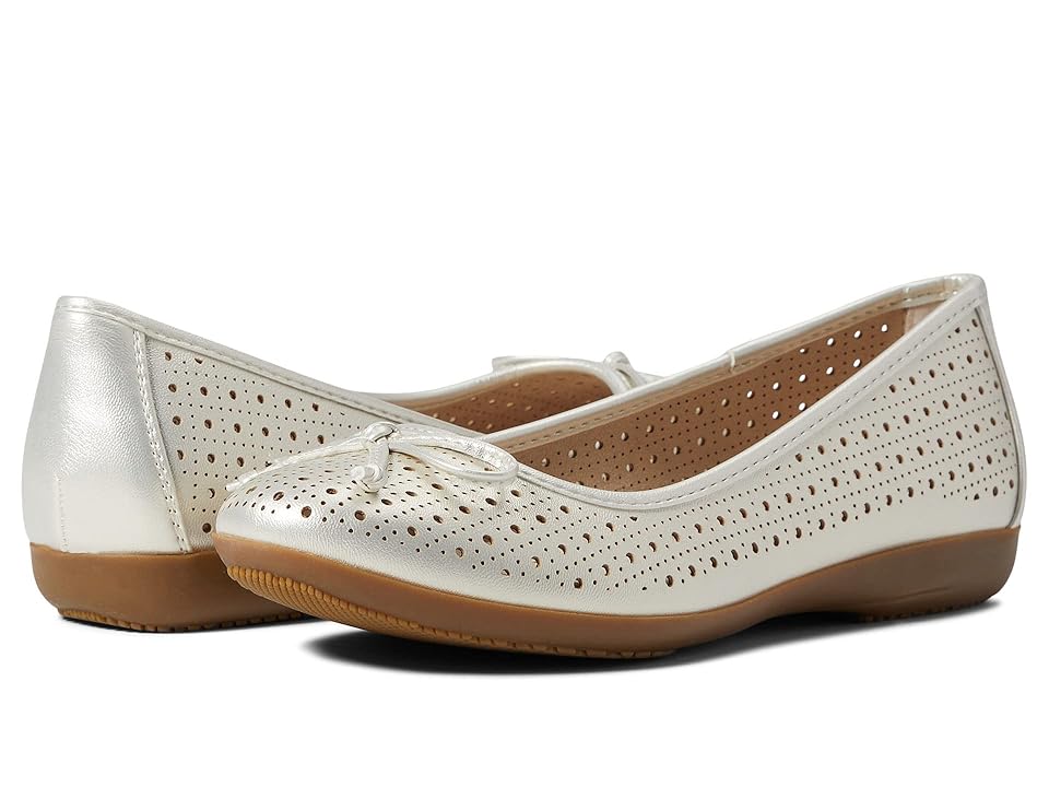 Cliffs by White Mountain Cheryl (Platino/Metallic/Smooth) Women's Shoes INTERNATIONAL SHIPPING