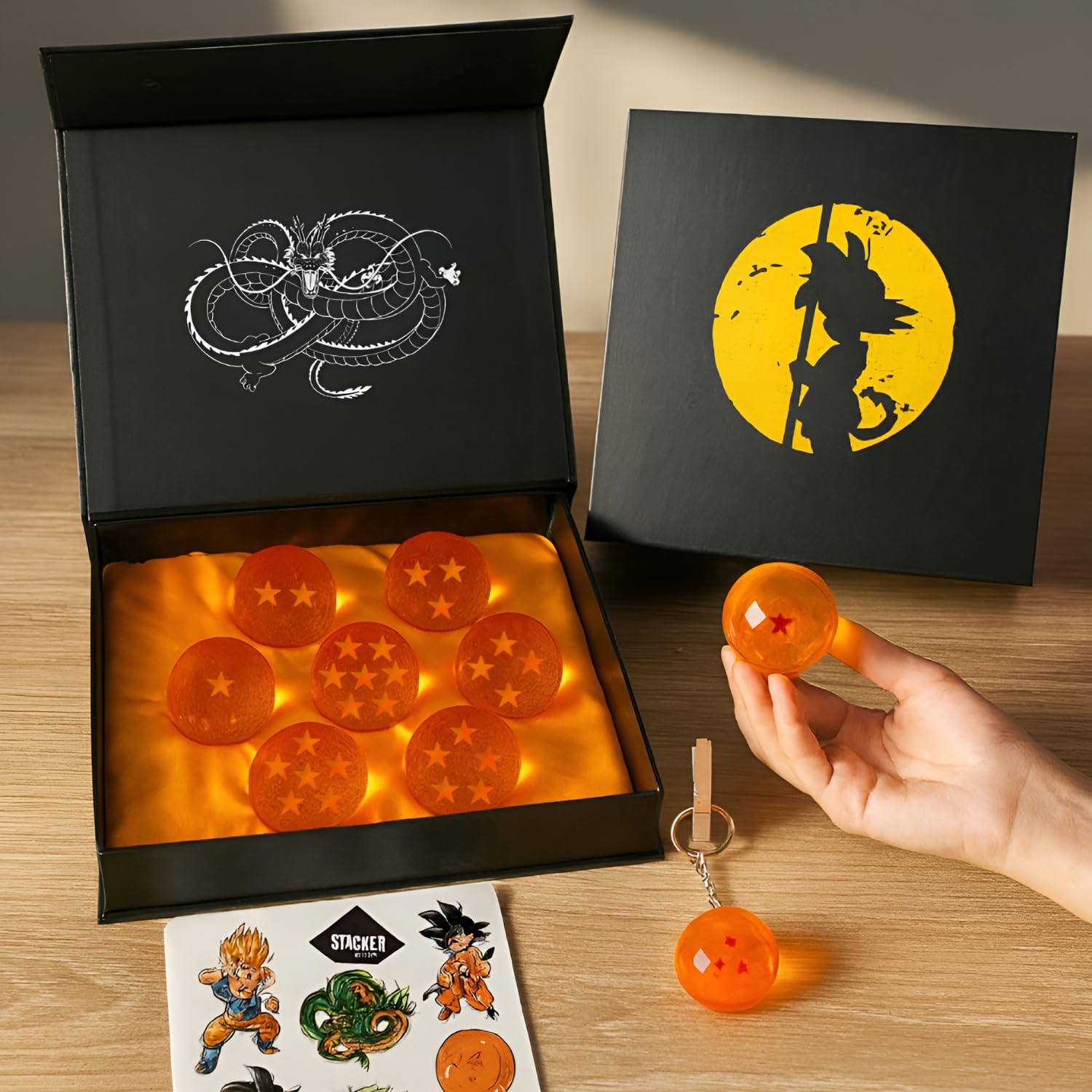 Set di 7 Sfere del Drago (1 a 7 Stelle) con Portachiavi, Adesivi e Carta di Invocazione di Shenlong. Ideale per Collezionisti o Come Regalo per Bambini. Set Sfere del Drago Progettato in Spagna.