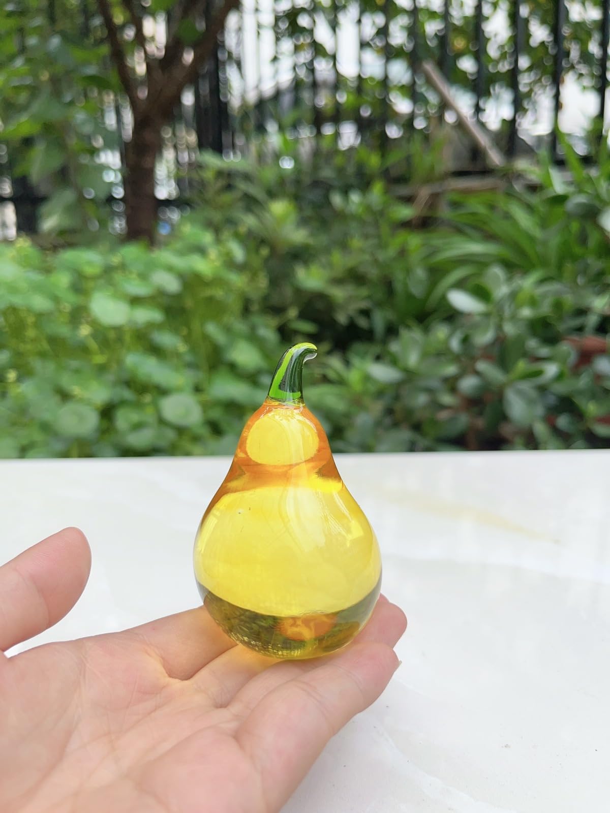 花梨　置物　ハンドメイド Amazon.co.jp: 色釉アート黄色洋梨フルーツガラス置物手作り吹きガラス