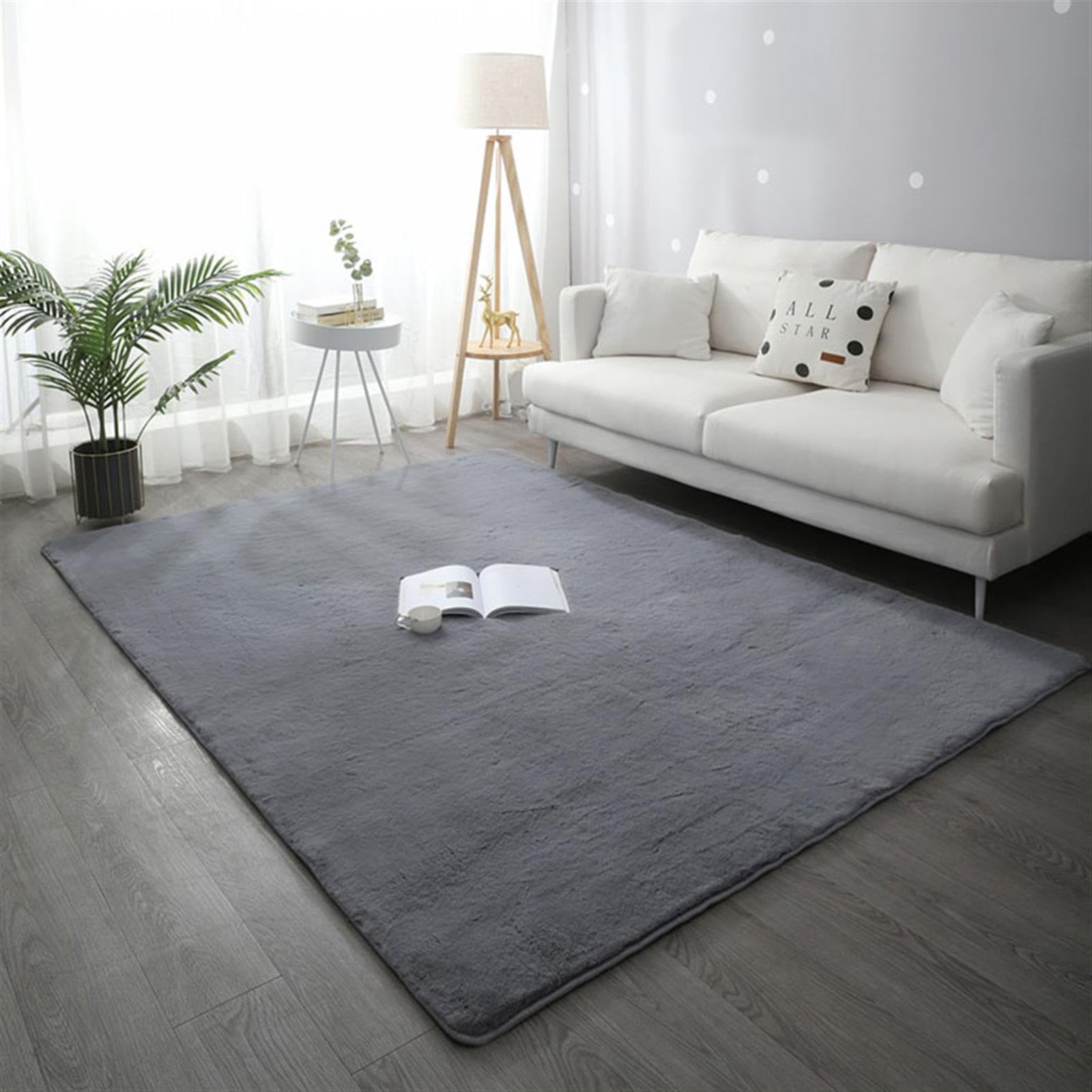 Tapis doux à poils longs pour un salon chaleureux et cocooning de couleur gris foncé