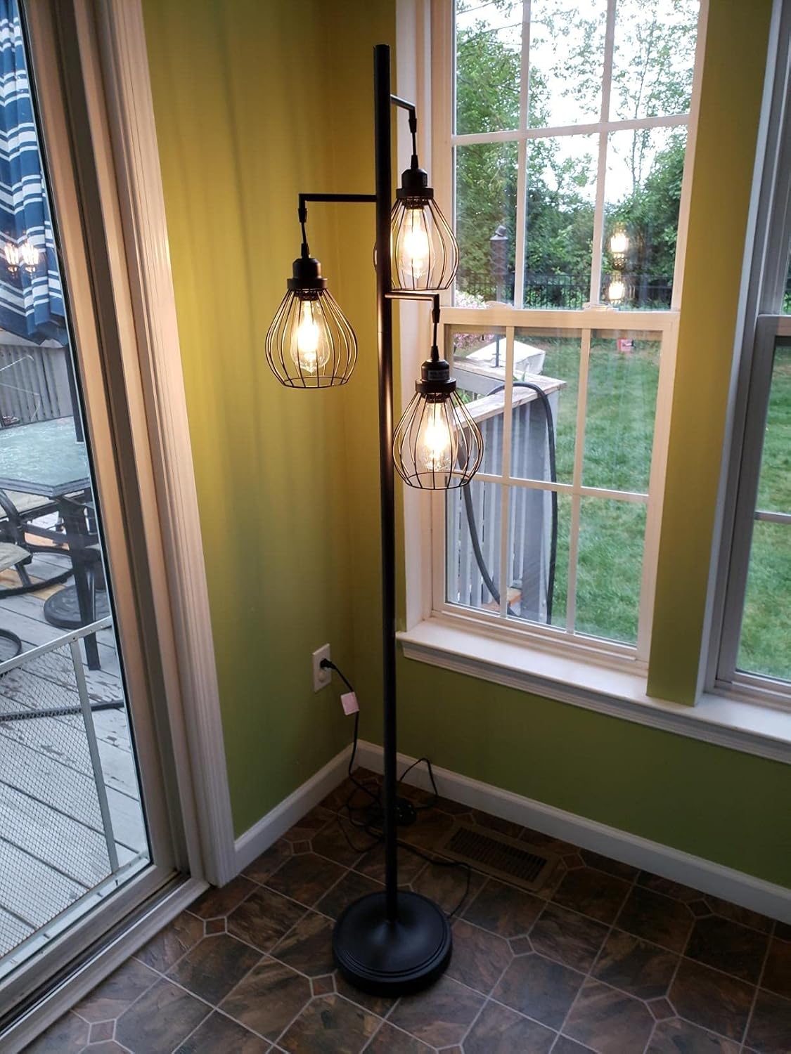 Gеt Chеар Prісе hykolity Industrial Teardrop Cage Floor Lamp, Farmhouse Rustic Standing Lamp for Living Room, Bedroom, Guest Room, Office, Standing Tree Lamp W/ 3 Elegant Cage Heads, Bulb Sold Separately
