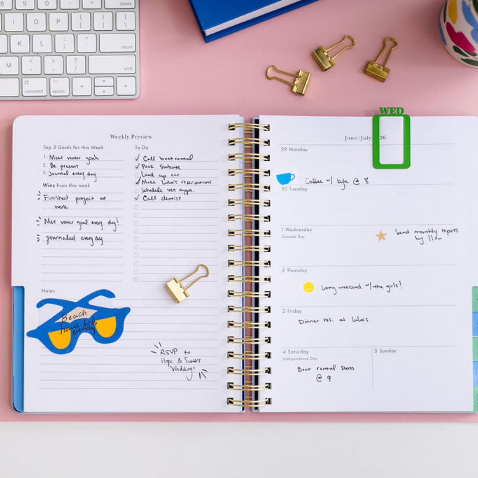kate spade new york Tagesplaner 2025-2026 Großer Agenda August 2025-Dezember 2026, Hardcover Wochen- und Monatsplaner Spiralplaner mit Aufklebern (Charmed Library)
