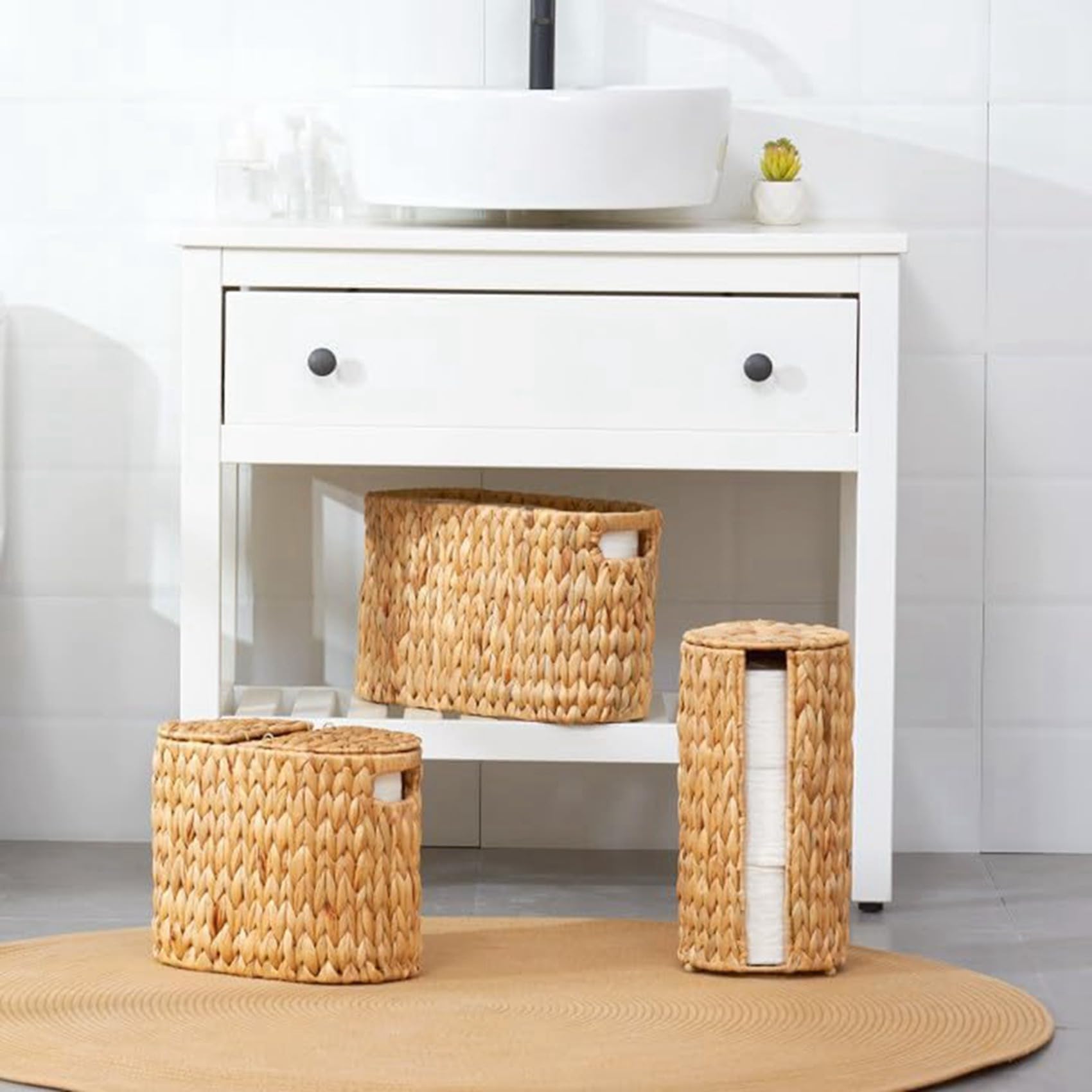 Toilettenpapier Aufbewahrungskorb Wasserhyazinthe 6 Rollen Zuhause | Der Aufbewahrungskorb aus Wasserhyazinthe fasst bis zu 6 Rollen, besitzt stabile Griffe und verleiht dem Bad rustikale Wärme.