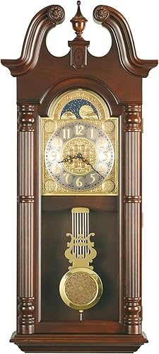 Howard Miller Reloj de pared Laird II 549-420 - Acabado Windsor Cereza, frontón de cuello de cisne, decoración vintage para el hogar, péndulo con