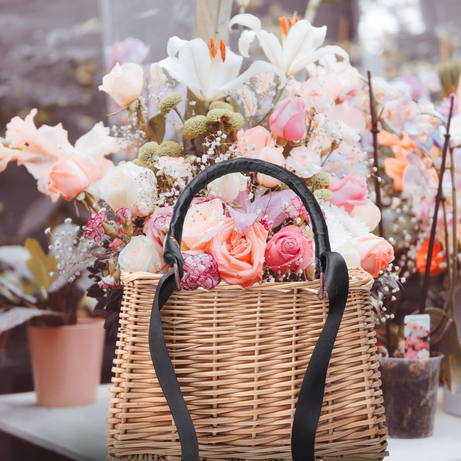 Handgefertigter Rattankorb Blumenkorb aus Rattan und Baumwolle Dekorativer Geflochtener Korb Tragbar für Blumen und Trockenblumen bei Festen und Feiern