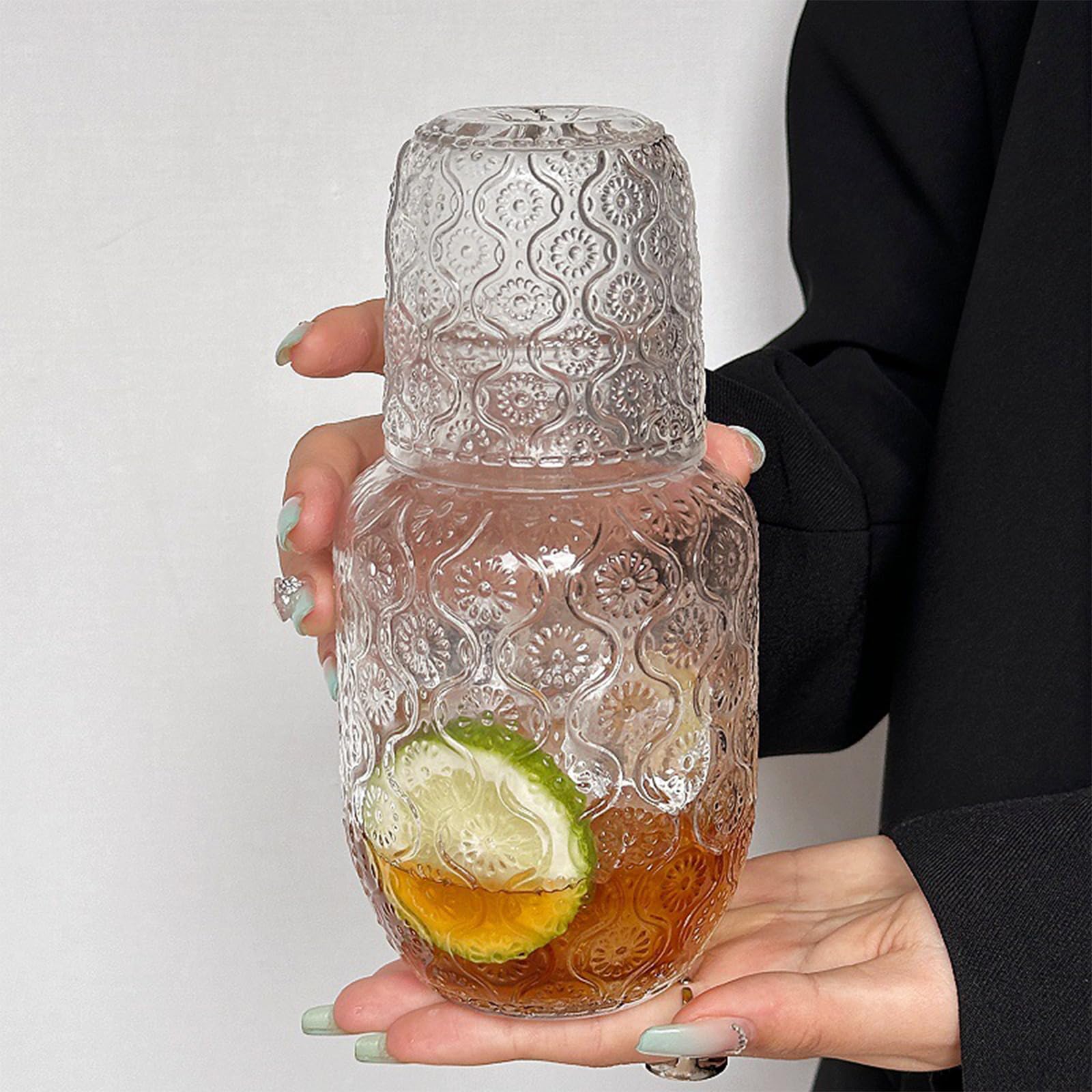 Hniuyun Set di 4 Caraffe da Acqua da Comodino Vintage con Bicchiere, Caraffa in Vetro per Succo e Acqua da 500ml & Bicchiere da 150ml, Bottiglia per Collutorio in Vetro per Cucina, Camera da Letto o