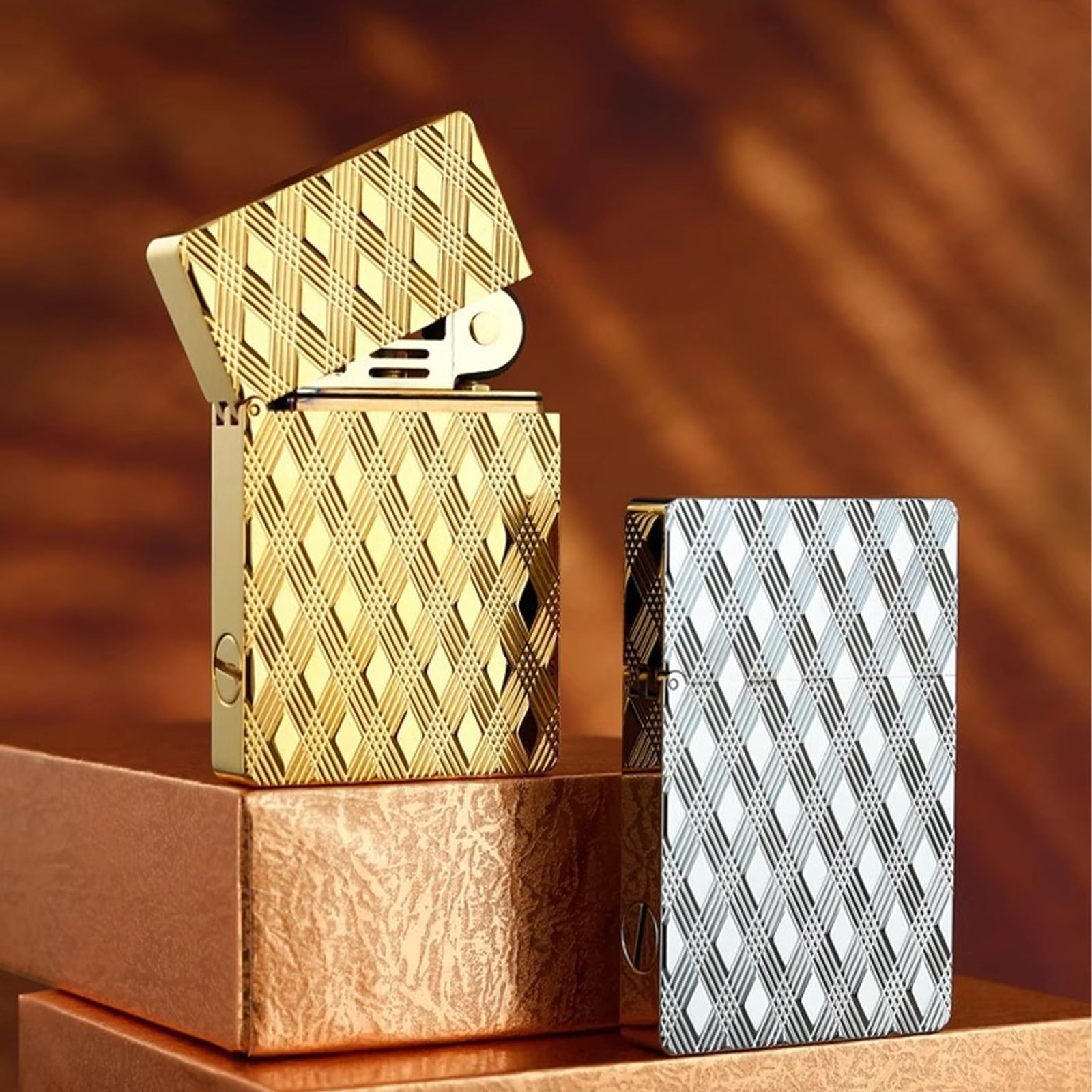Encendedor de queroseno resistente al viento con tapa abatible, rueda de encendido vertical, diseño compacto, relieve de doble cara, regalo perfecto para hombre (combustible no incluido)