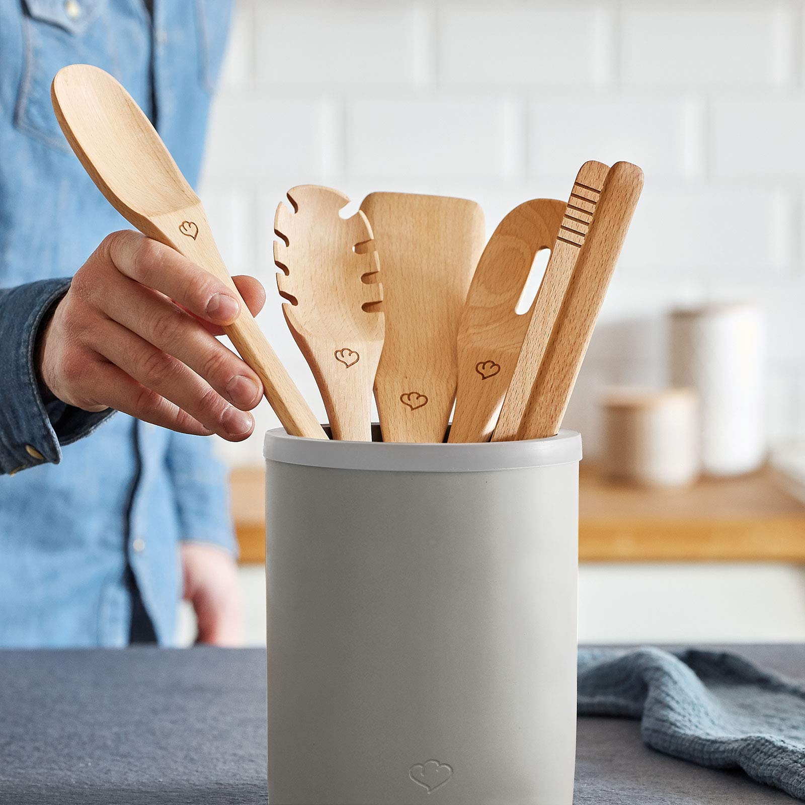 SPRINGLANE Set di Utensili da Cucina in Legno di Faggio, 100% Antibatterico e Insapore, 6 Pezzi: 2 Cucchiai da cucina diversi, Contenitore per Utensili da Cucina di Cemento, Paletta, Servispaghetti