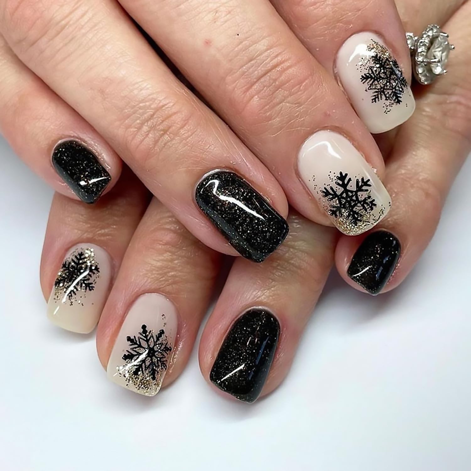 Christmas Short Square Glossy Press-On Nails With Black Snowflake Designs - Xmas False Full Cover Stick-On Acrylic Glitter Artificial Nails for Women