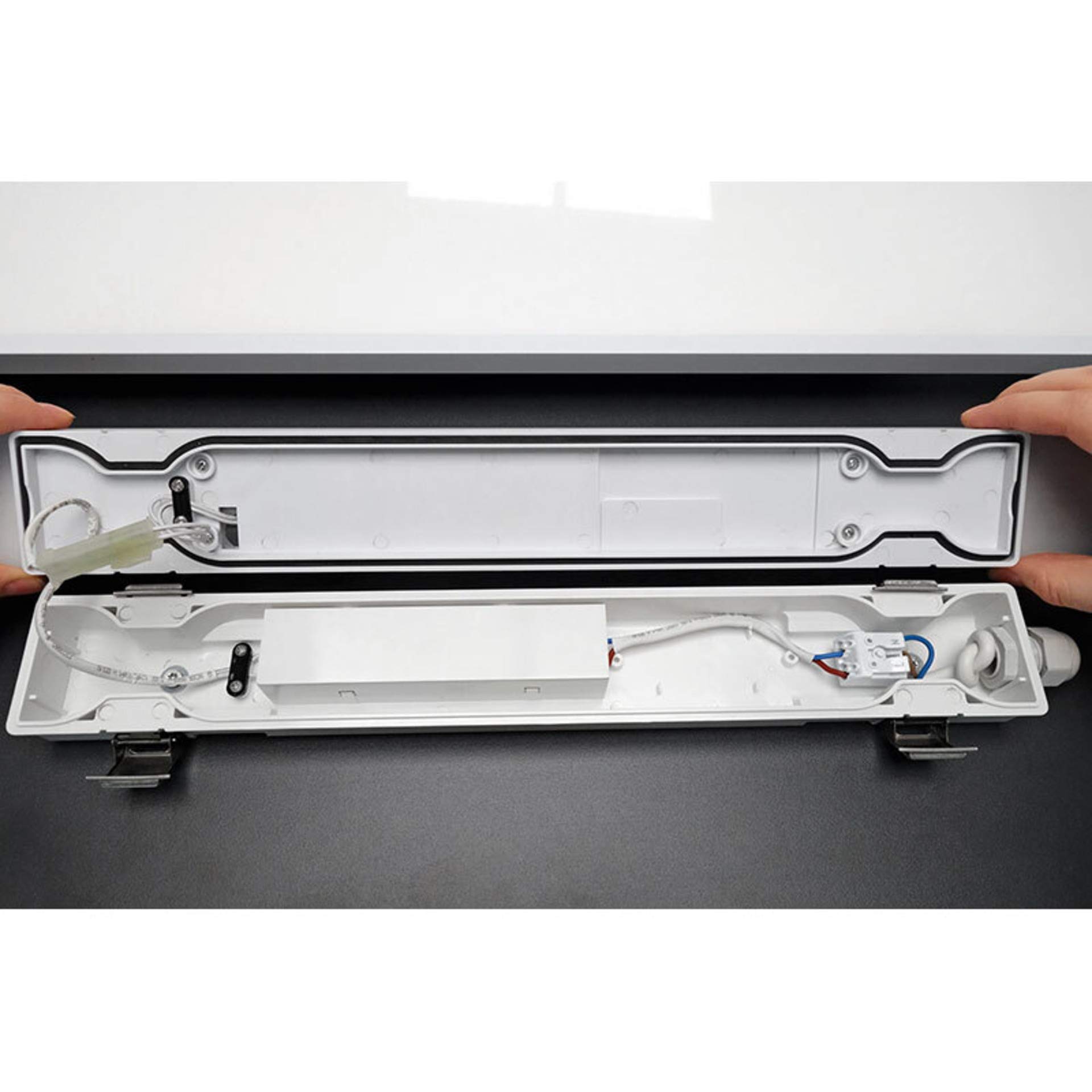 Müller-Licht Aquafix Lampe pour pièces humides IP65, 3800 lm, 4000 K, câblage de passage, connexion électrique centrale, 40 W, blanc, 120 cm