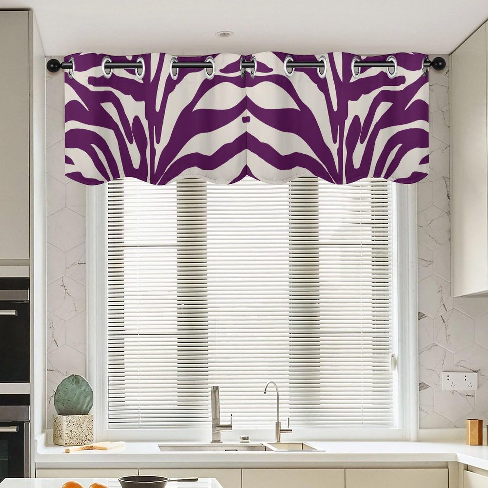 Rideaux tigre violet : habillez vos petites fenêtres de cuisine sans perdre la lumière