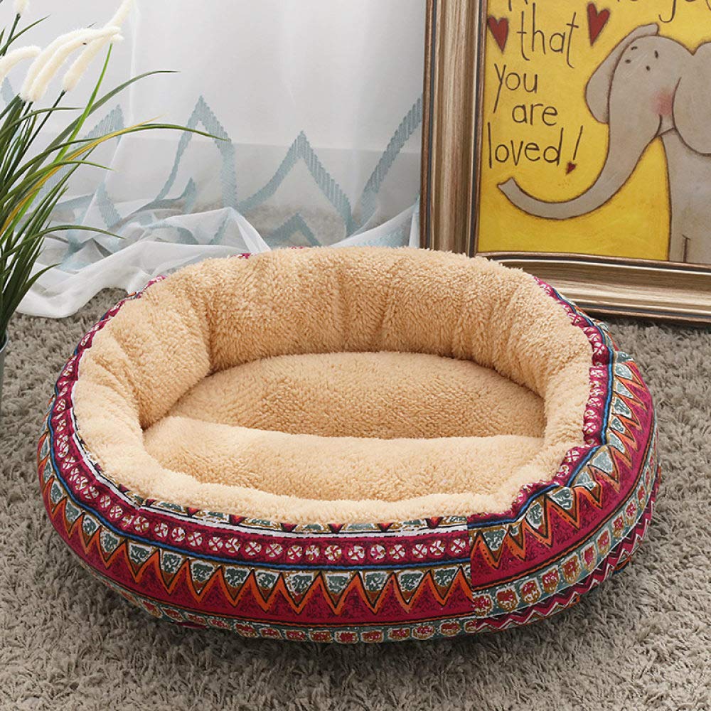 Lit pour chat et cachette donut dans le salon pour de longues siestes apaisantes