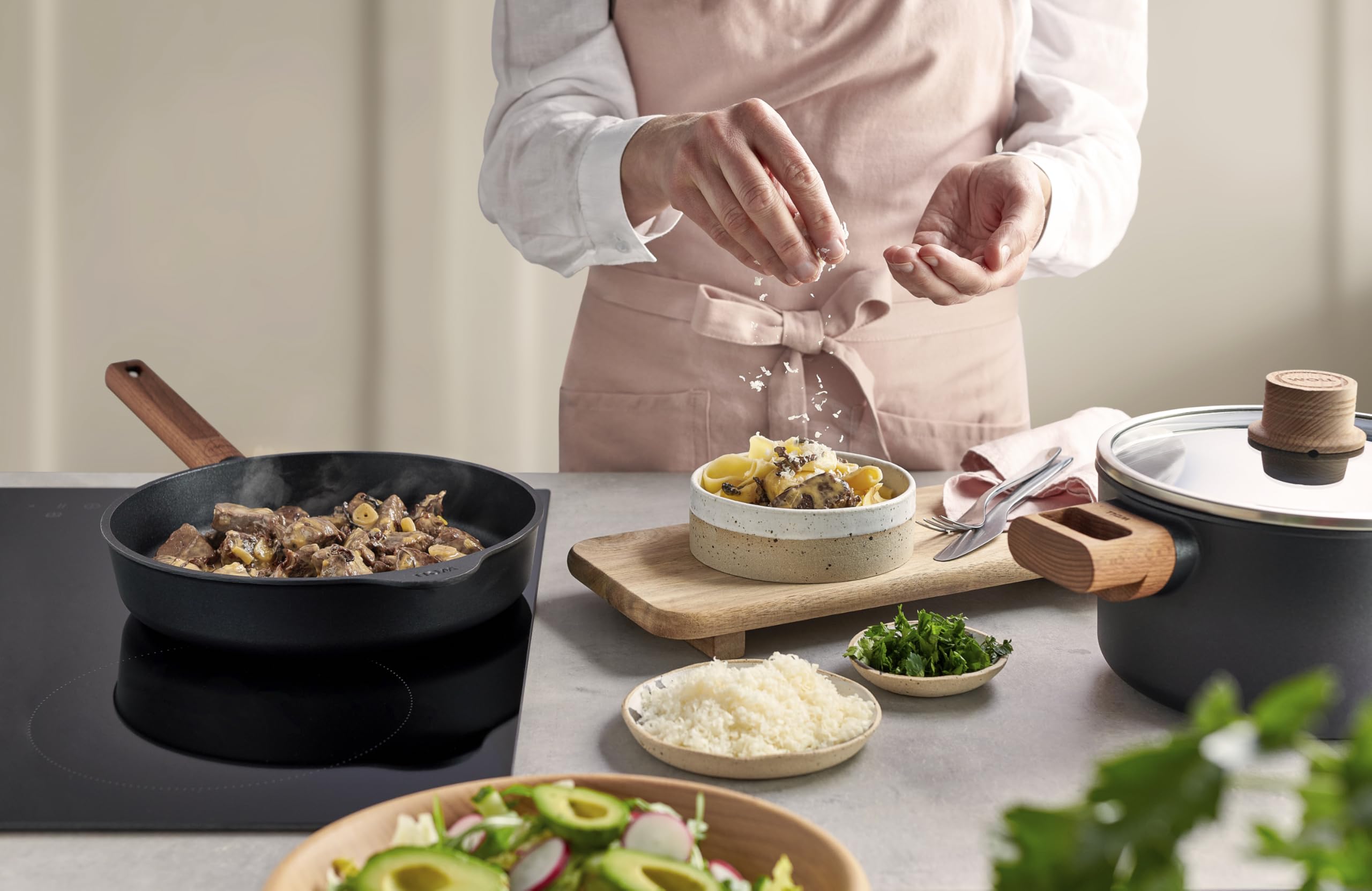Woll Eco Logic QXR - Sartén plana de hierro fundido (inductiva, diámetro de 28 cm, 5 cm de alto, con mango de madera firme sostenible, apta para todo tipo de cocinas, sin PFAS, revestimiento