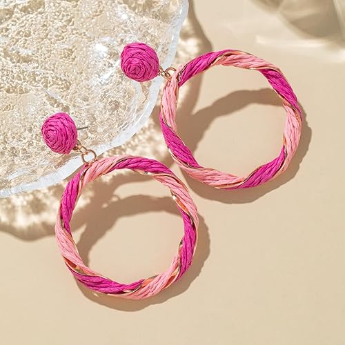 Vista 5 de Aretes colgantes de rafia boho retorcidos Pendientes geométricos redondos de ratán para vacaciones de verano en la playa