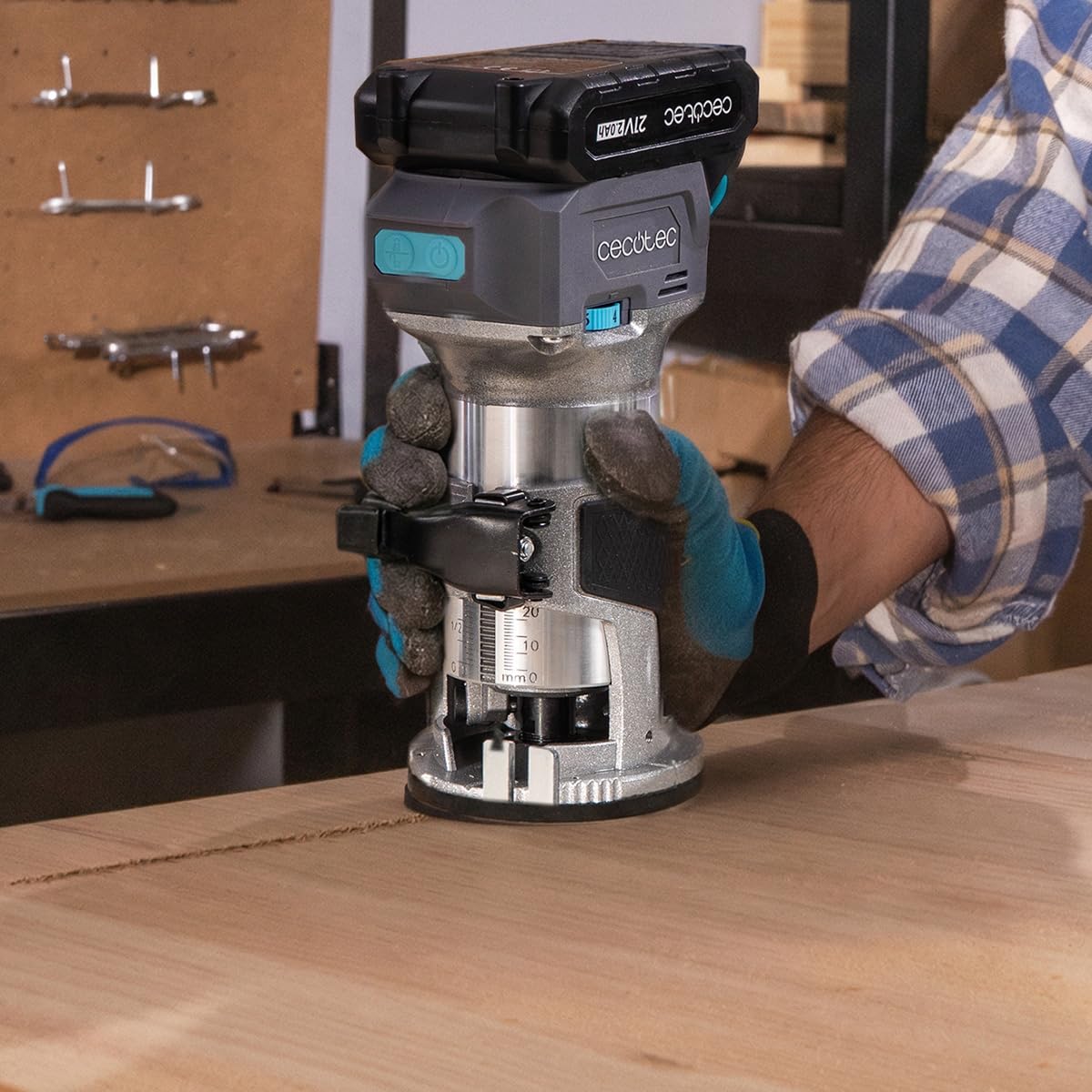 Cecotec Fresatrice per Legno a Batteria MultiShape 2000 Liberty. Batteria Nexus 21V 4Ah, Motore Brushless, 5 Frese, Testine 6/6,35/8mm, Alluminio, Profondità e Velocità Regolabili, Migliora i Lavori