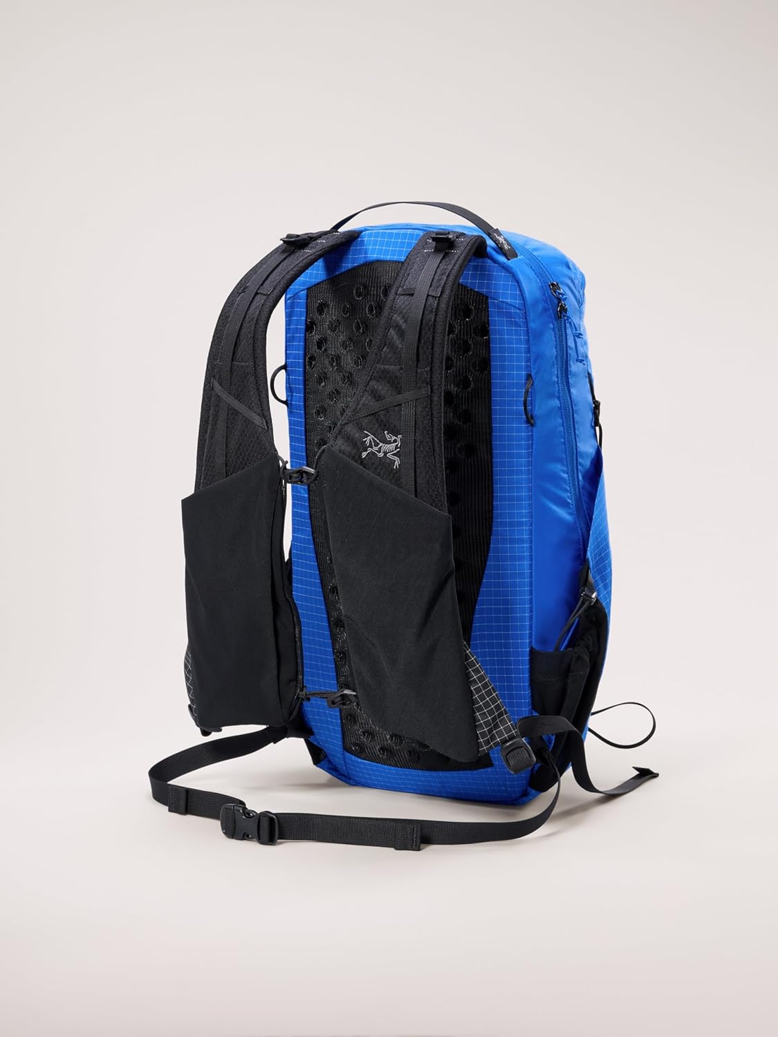 Arc'teryx Aerios 18 Backpack Unisex | Ultralight 18L Daypack with a Customizable Fit | Fluidity, Regular