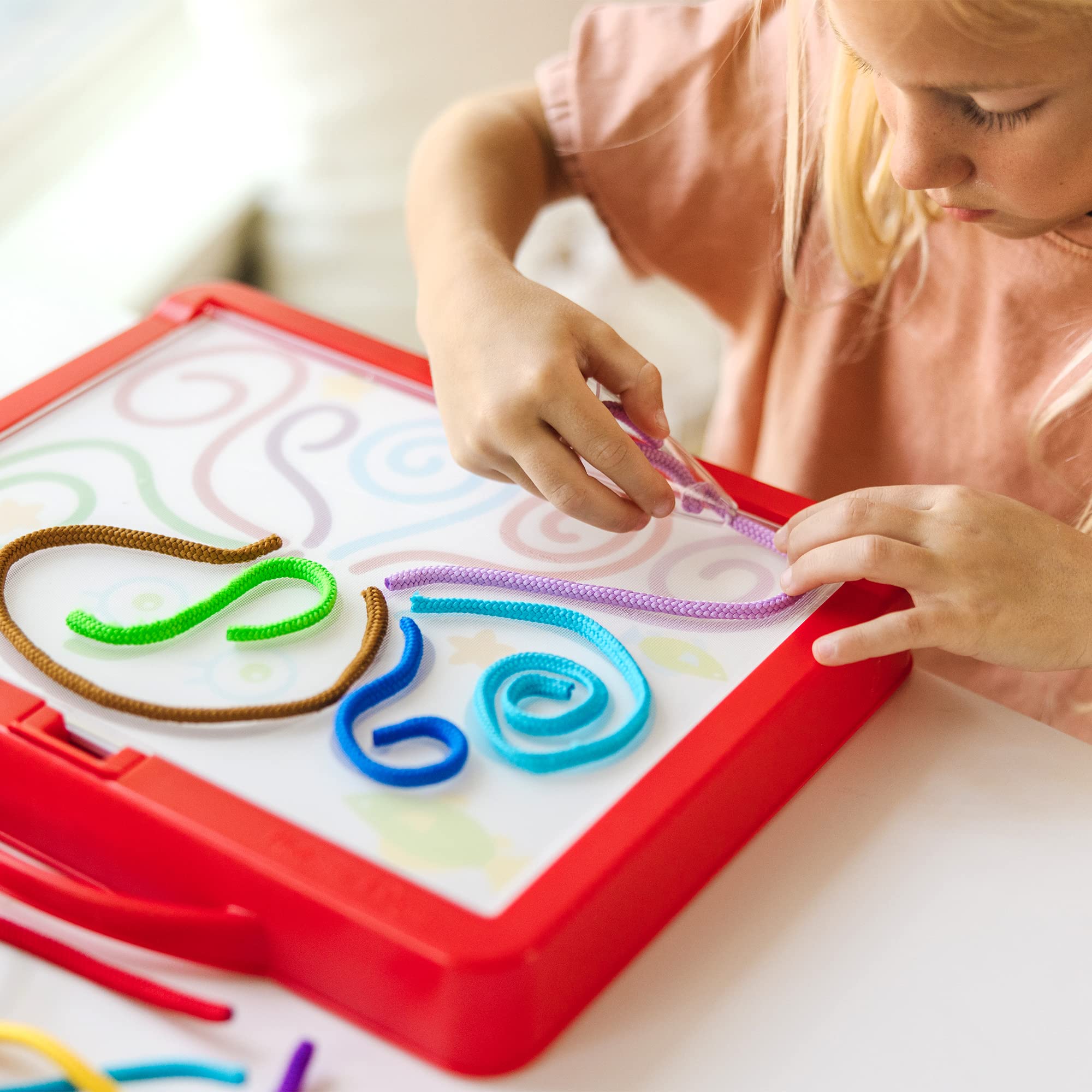 Melissa & Doug Kit Corde Arcobaleno A Quadri, 21 Corde Da 30cm E 18 Da 15cm, 6 Tavolette Fronte-Retro, Custodia, Gioco Creativo E Portatile, 3+ Anni